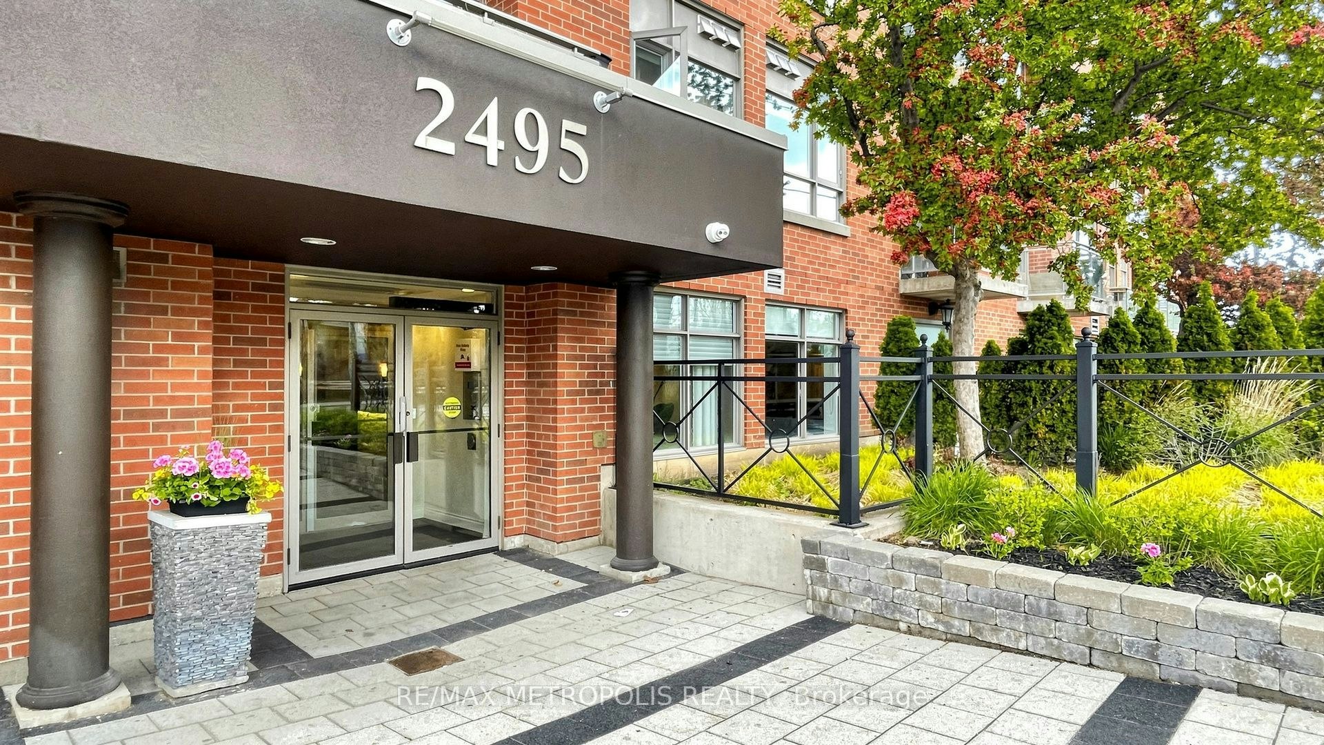 614-2495 Dundas Street W, Toronto, ON, M6P 1X4 - 2