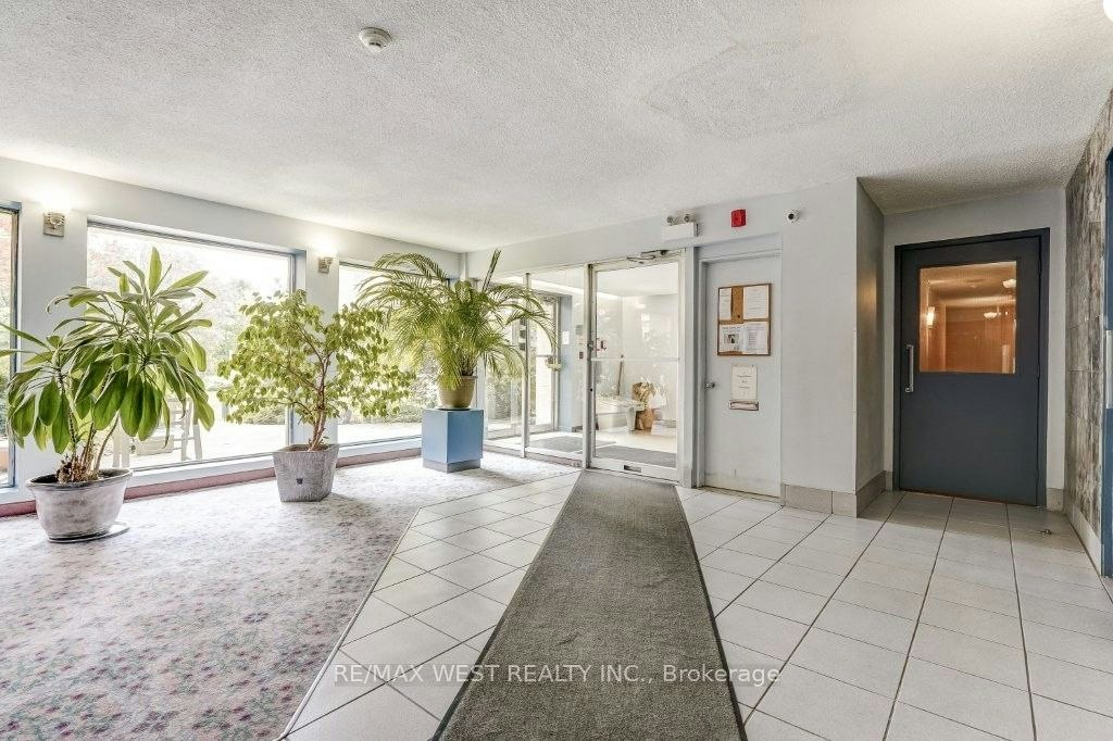 203-2000 Bloor Street W - 3