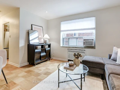 203-2000 Bloor Street W - 5