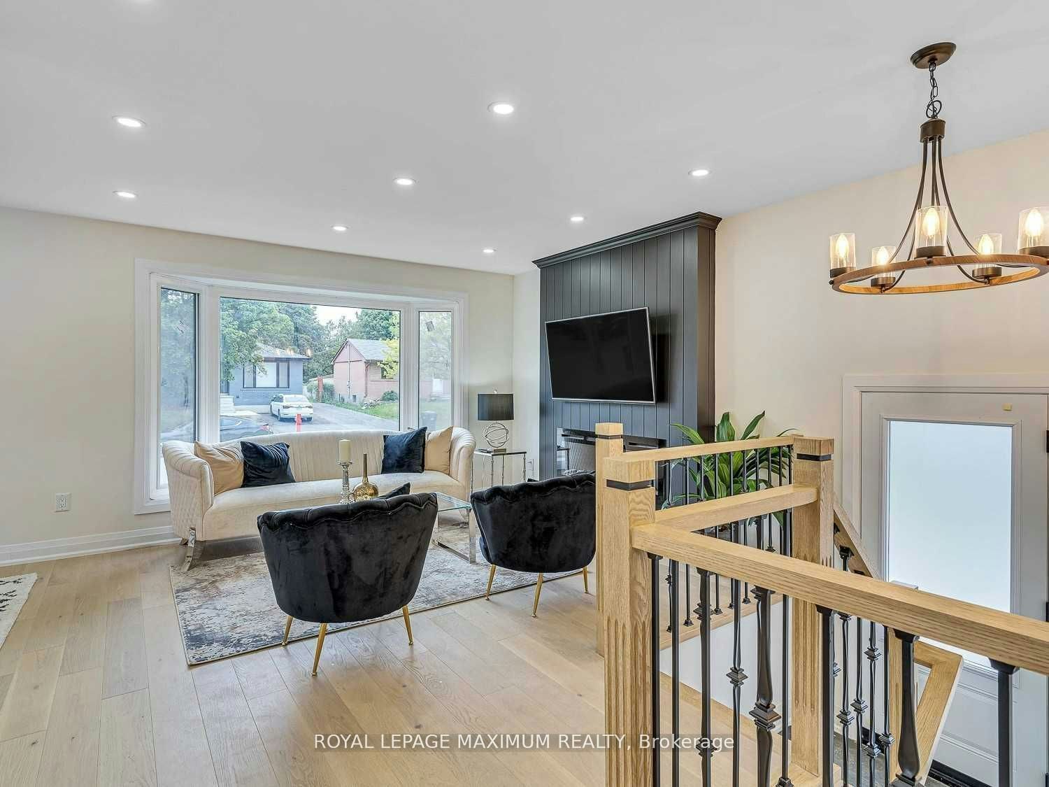 Upper Level-8 Lawrence Crescent, Brampton, ON, L6W 2P3 2