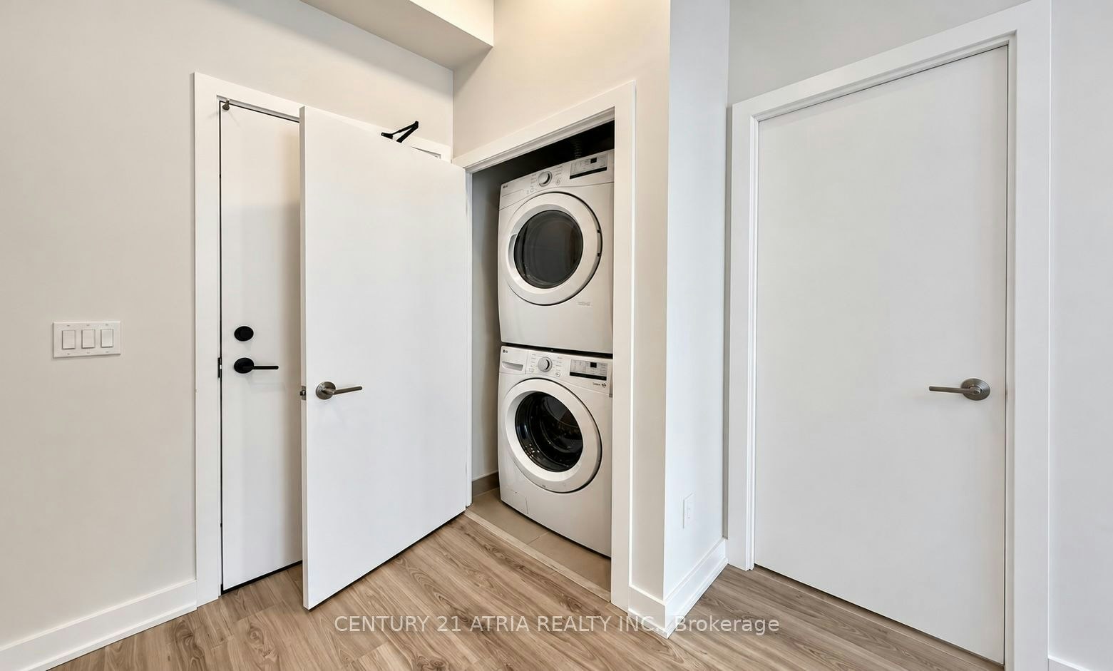323-430 Square One Drive, Mississauga, ON, L5B 0L6 - 4