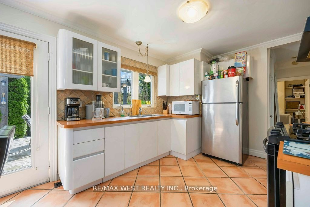 11 Duval Drive, Toronto, ON, M6L 2J9 - 10