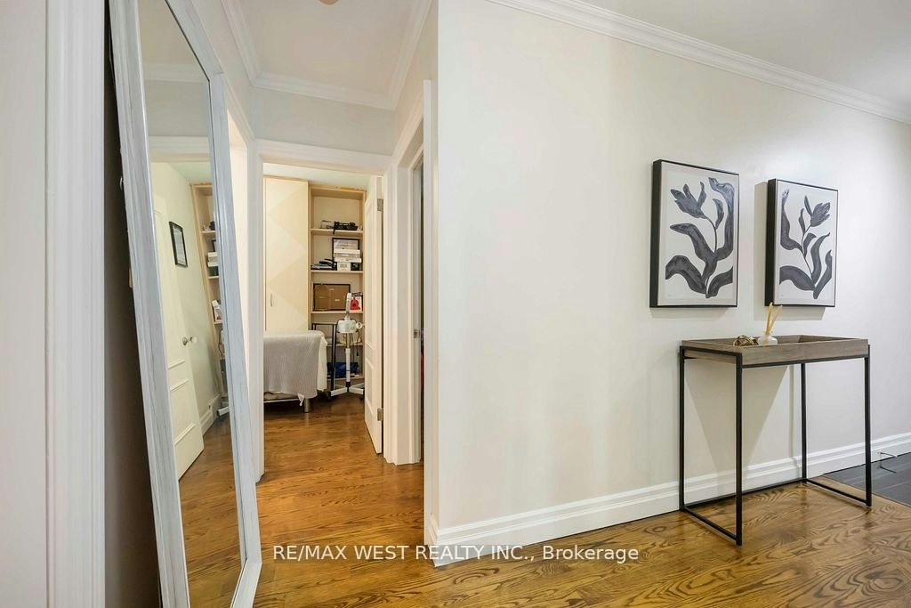 11 Duval Drive, Toronto, ON, M6L 2J9 - 6