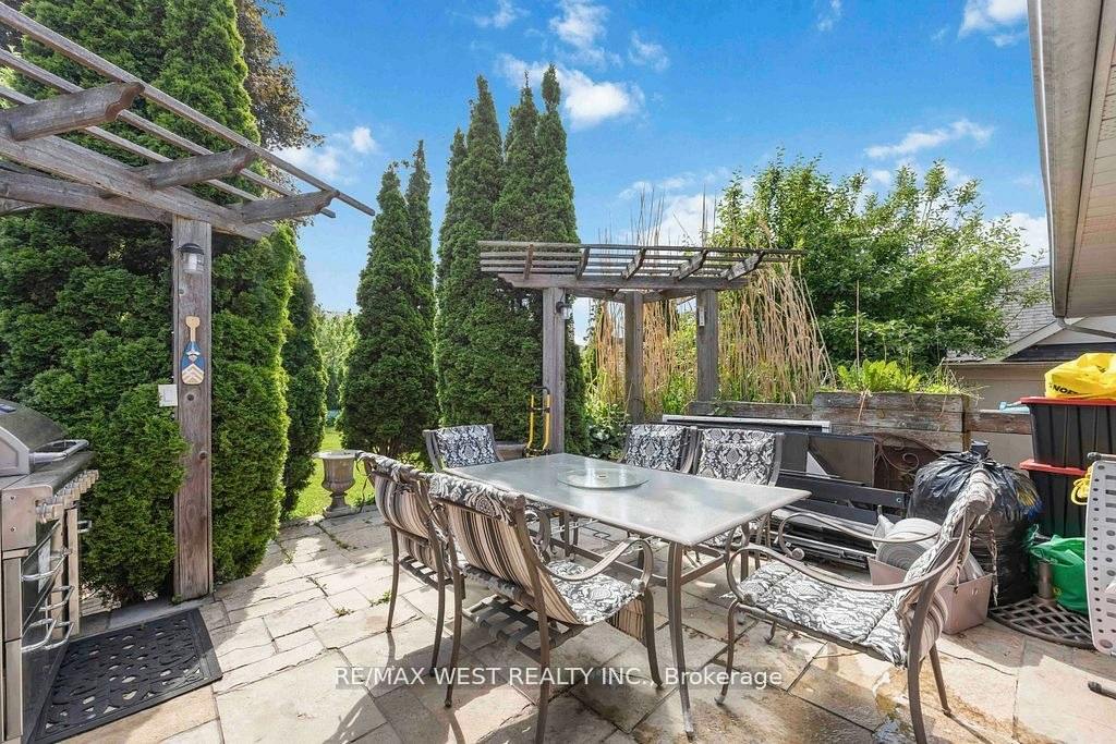 11 Duval Drive, Toronto, ON, M6L 2J9 - 24