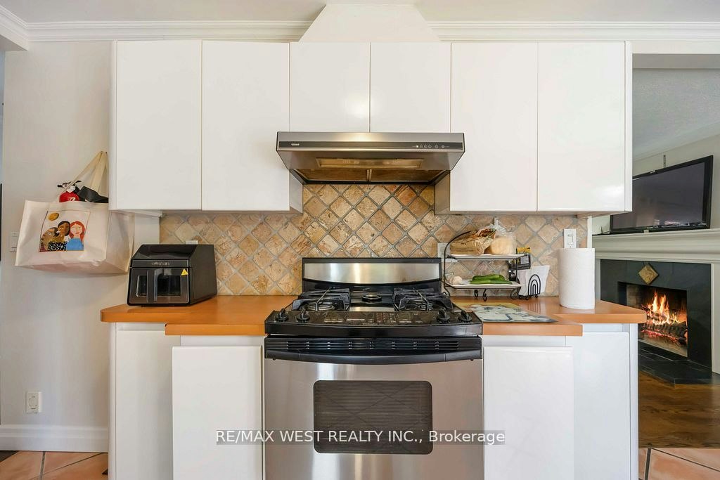 11 Duval Drive, Toronto, ON, M6L 2J9 - 13