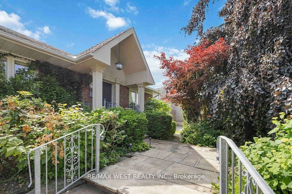 11 Duval Drive, Toronto, ON, M6L 2J9 - 4