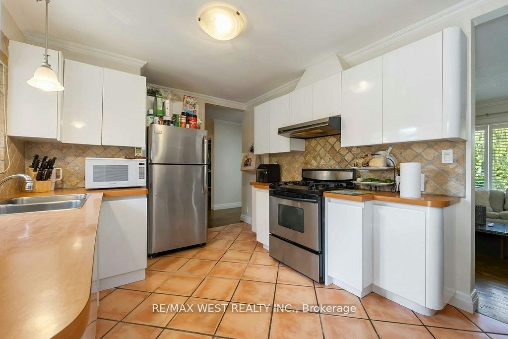 11 Duval Drive, Toronto, ON, M6L 2J9 - 12
