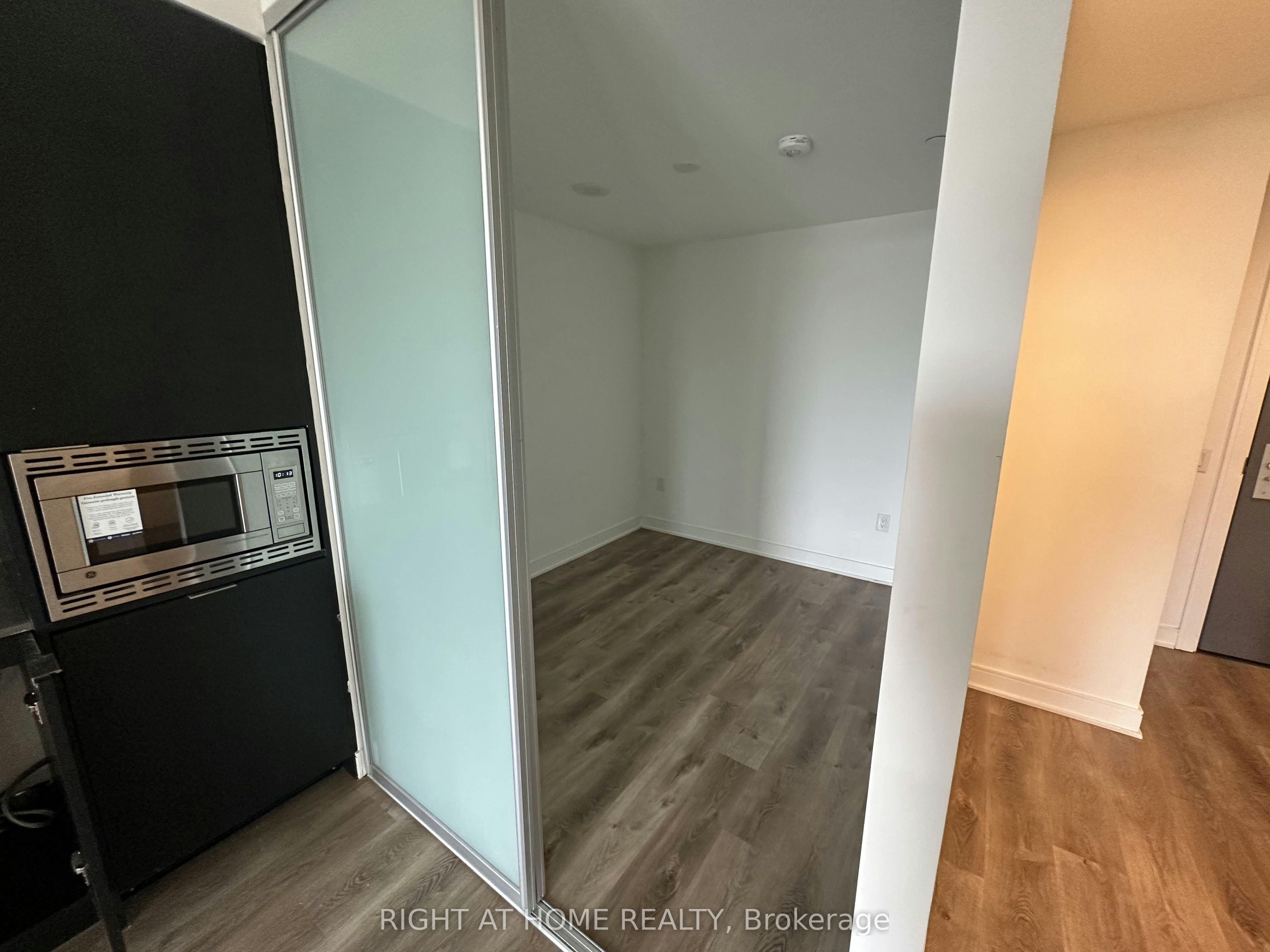 1011-86 Dundas Street E, Mississauga, ON, L5A 0B1 - 4