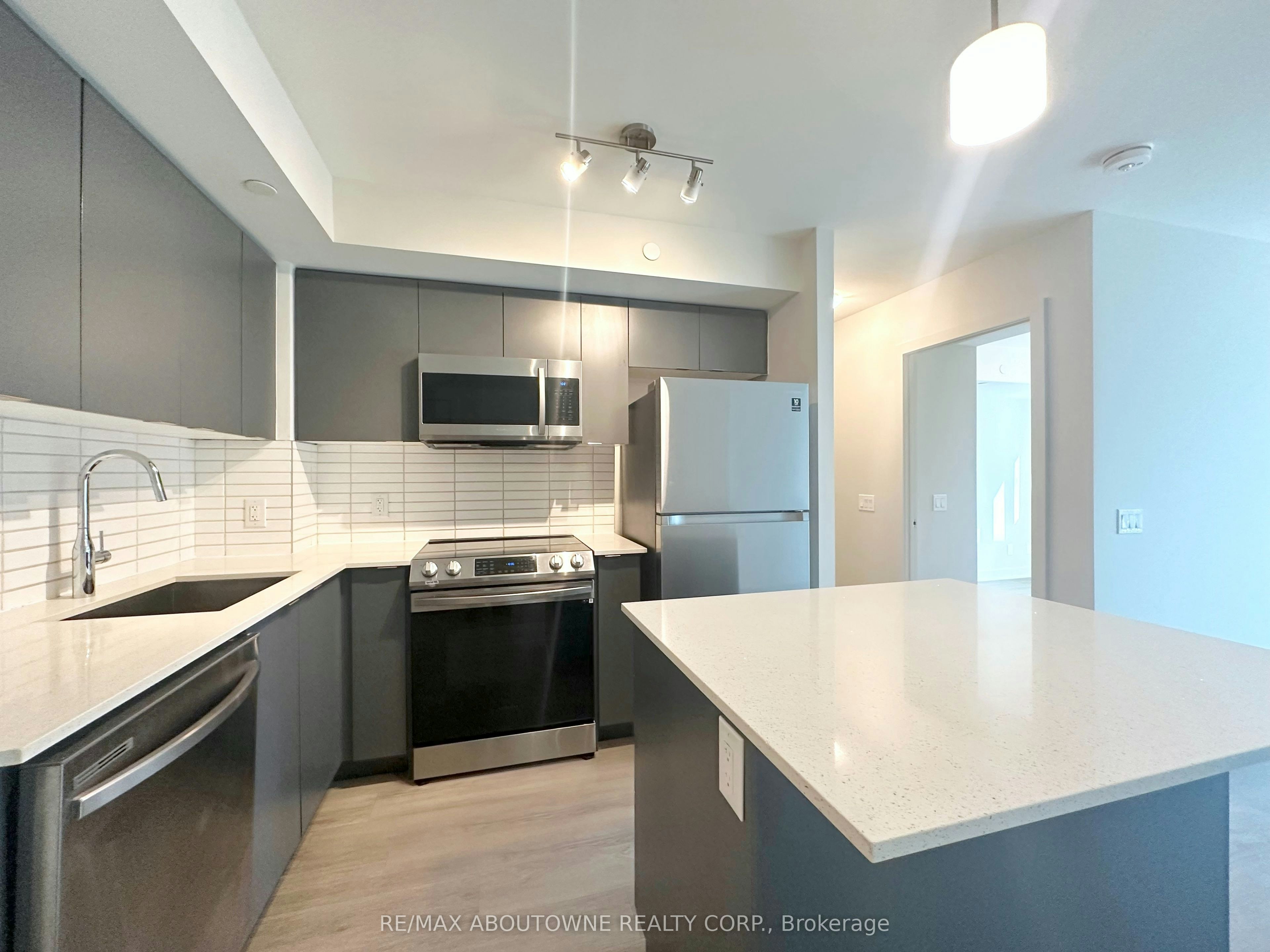 501-3385 Dundas Street W, Toronto, ON, M6S 2S2 - 2