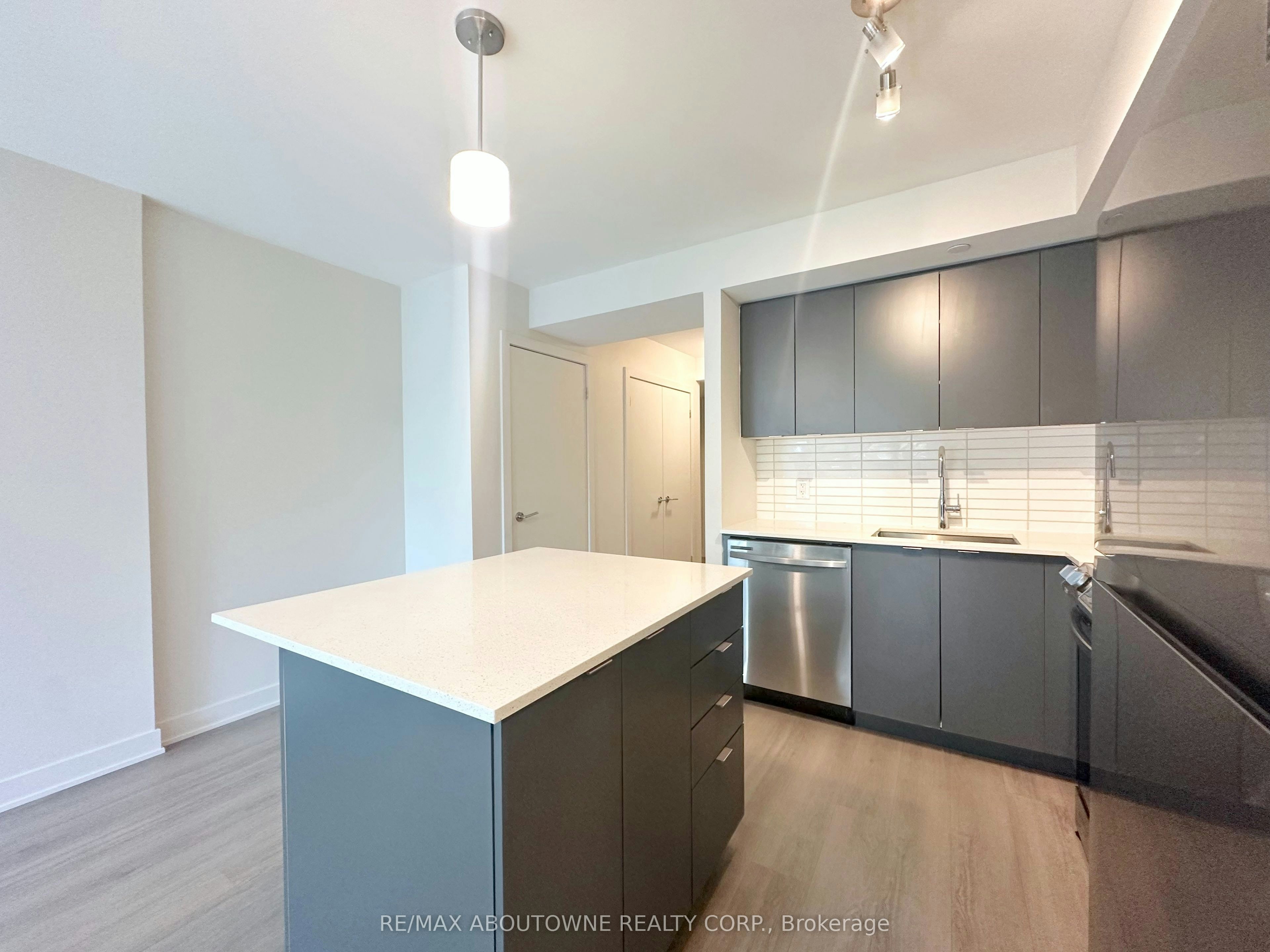 501-3385 Dundas Street W, Toronto, ON, M6S 2S2 - 3