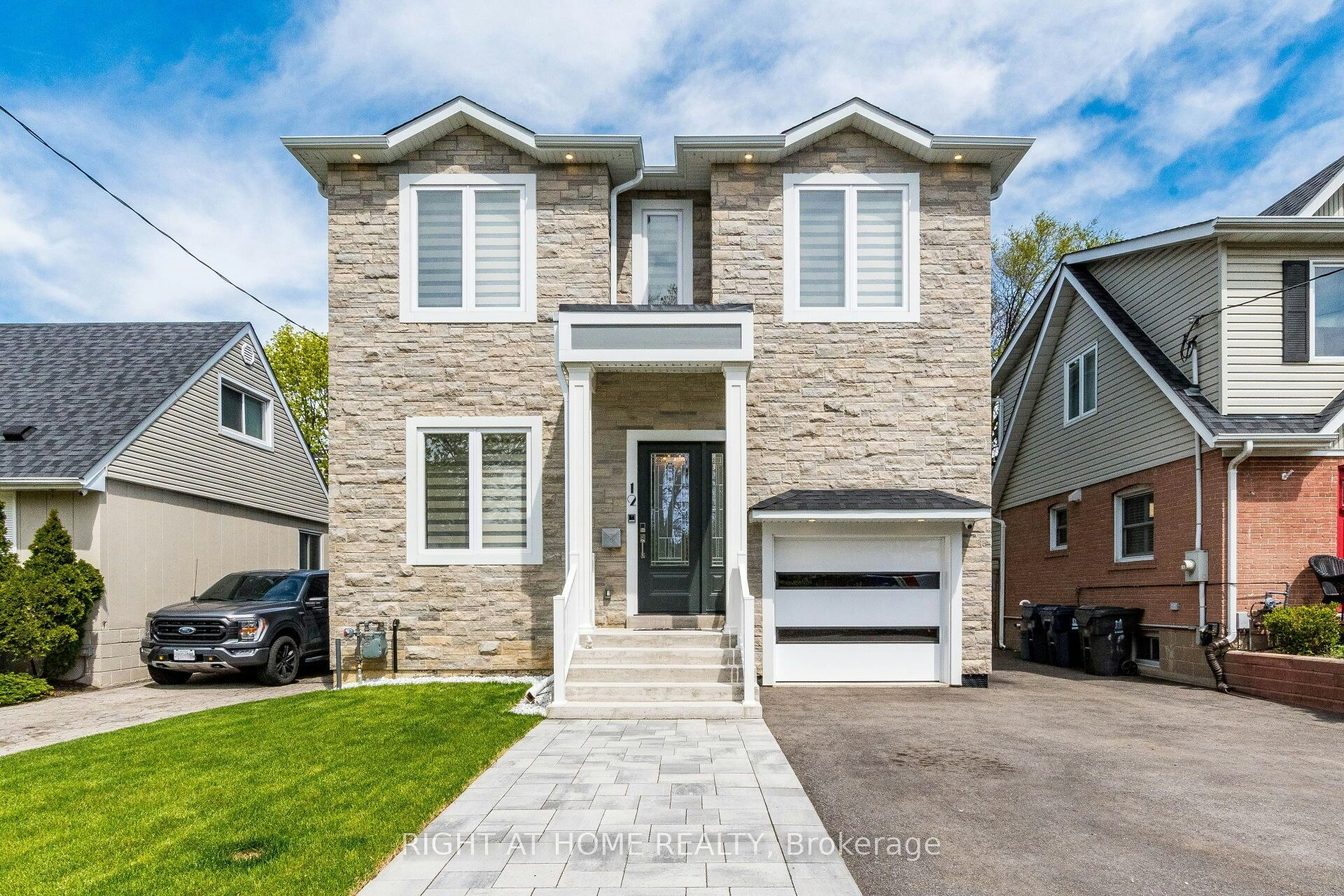 12 Thames Avenue, Toronto, ON, M8W 2N6