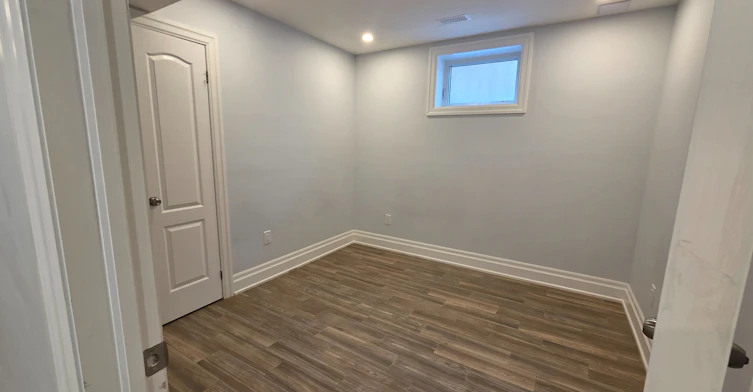 Lower-33 Ingleside Drive, Toronto, ON, M3K 1V2 - 6