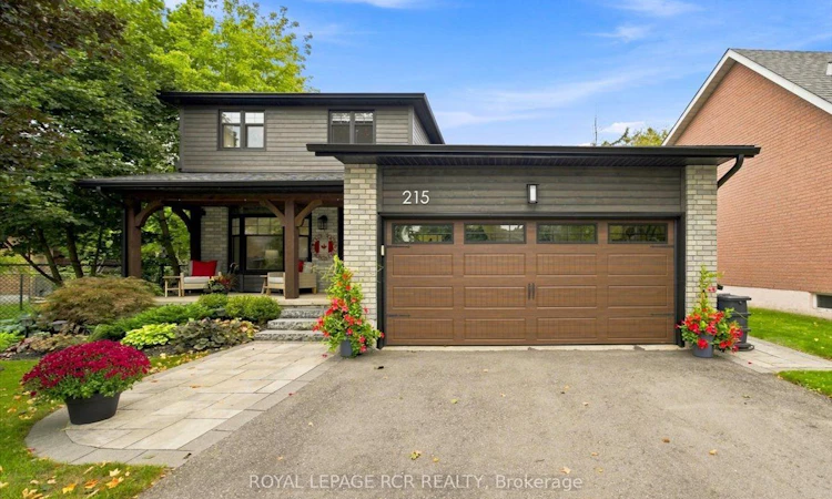 215 Oakwood Crescent