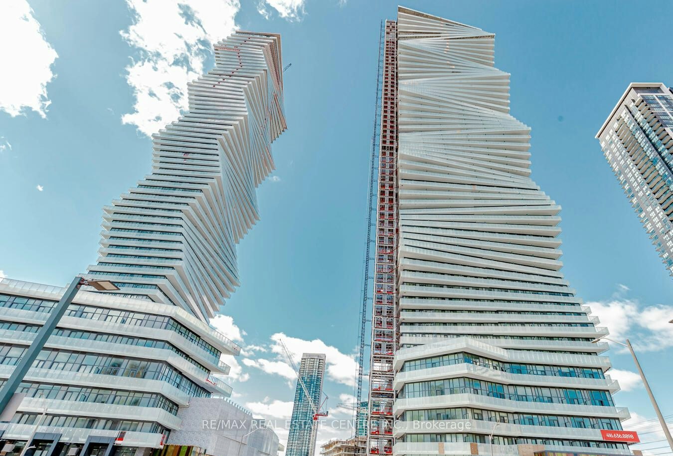 2202-3900 Confederation Parkway, Mississauga, ON, L5B 0M3