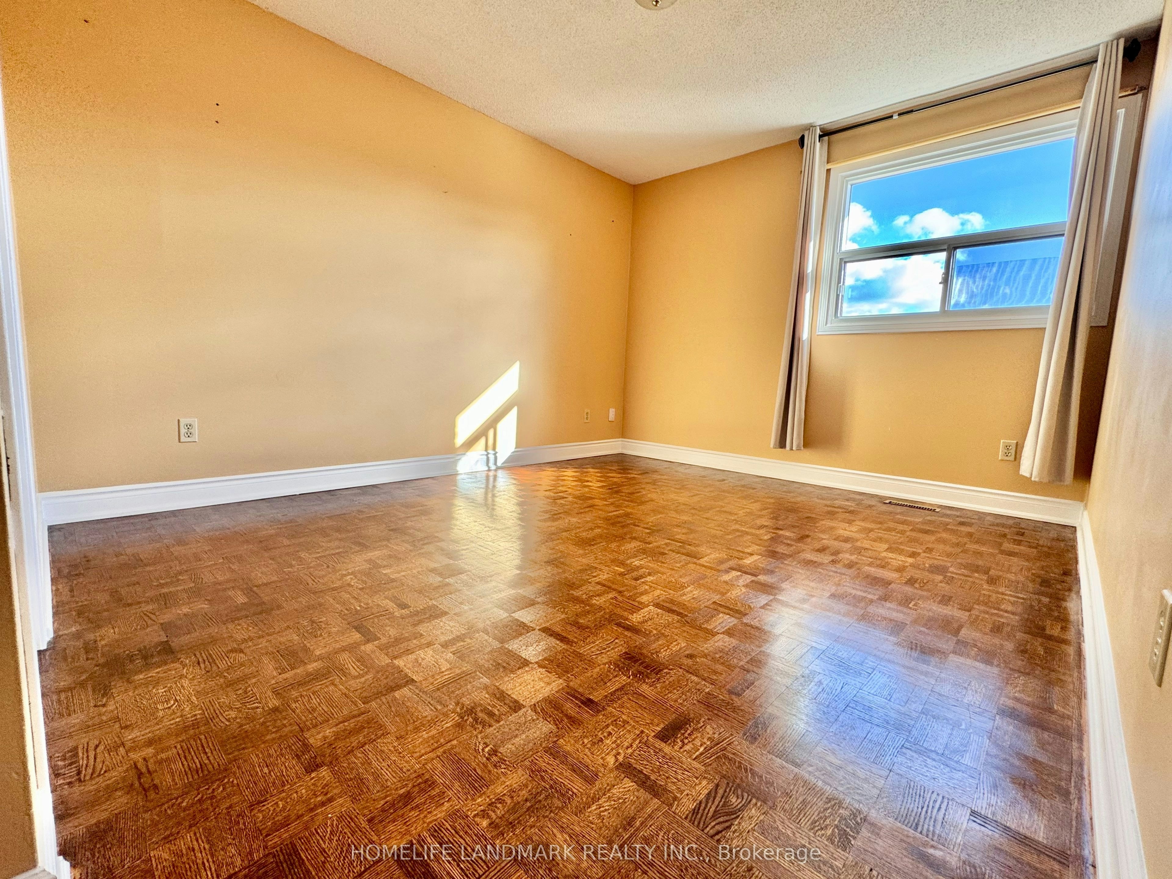 1049 Wetherby Lane E, Mississauga, ON, L4W 4R9 - 12