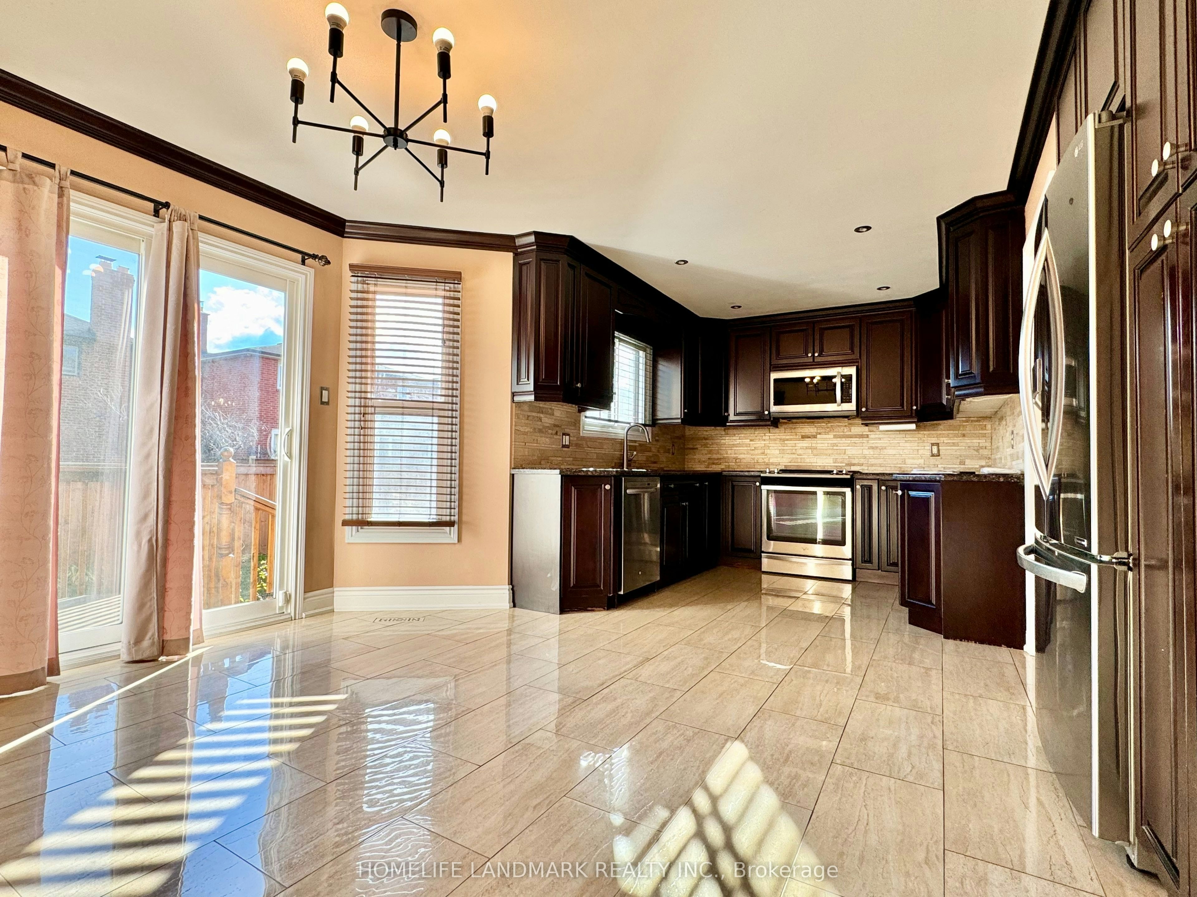 1049 Wetherby Lane E, Mississauga, ON, L4W 4R9 - 3