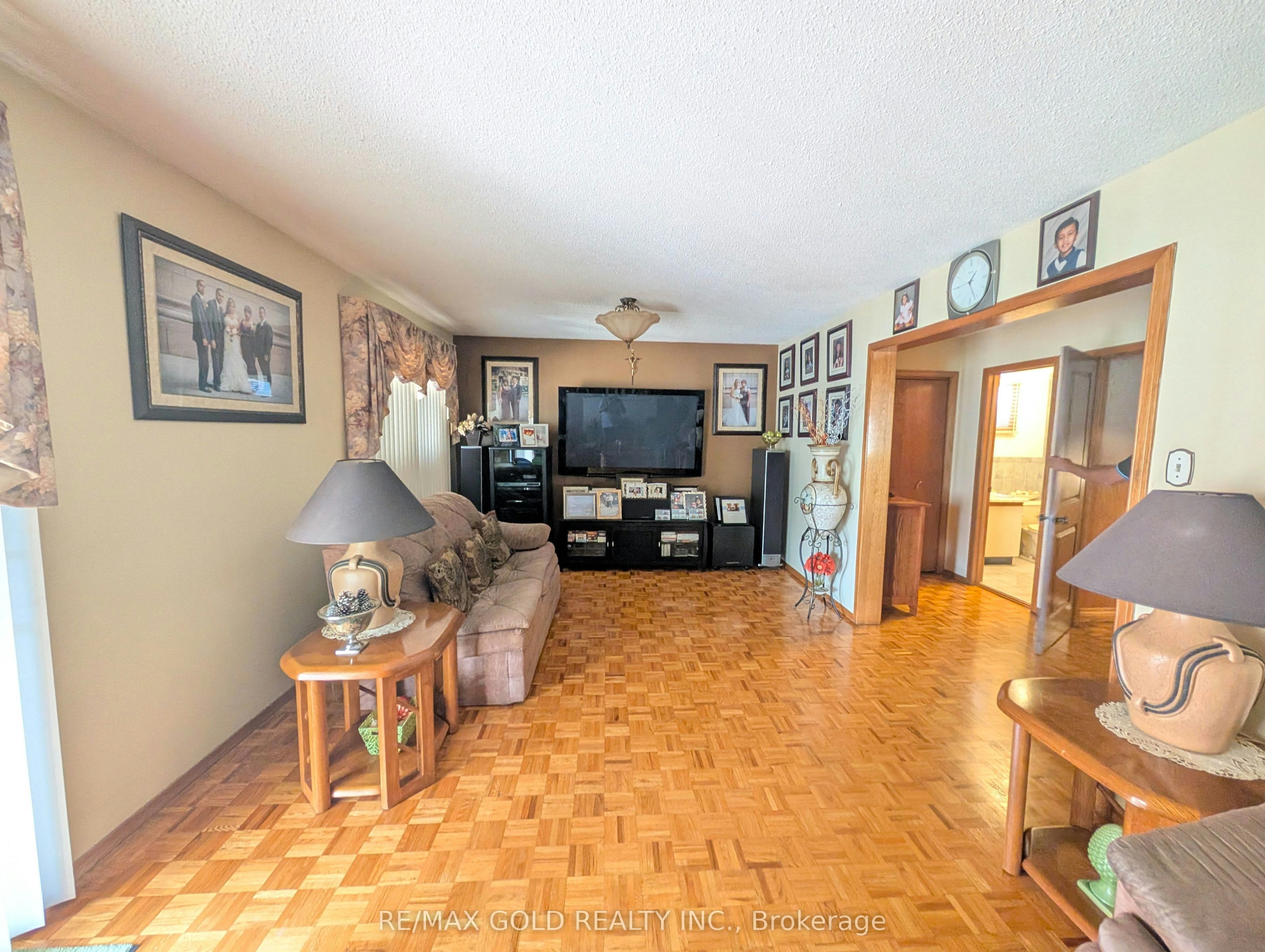 16 Cassis Drive, Toronto, ON, M9V 4Z6
