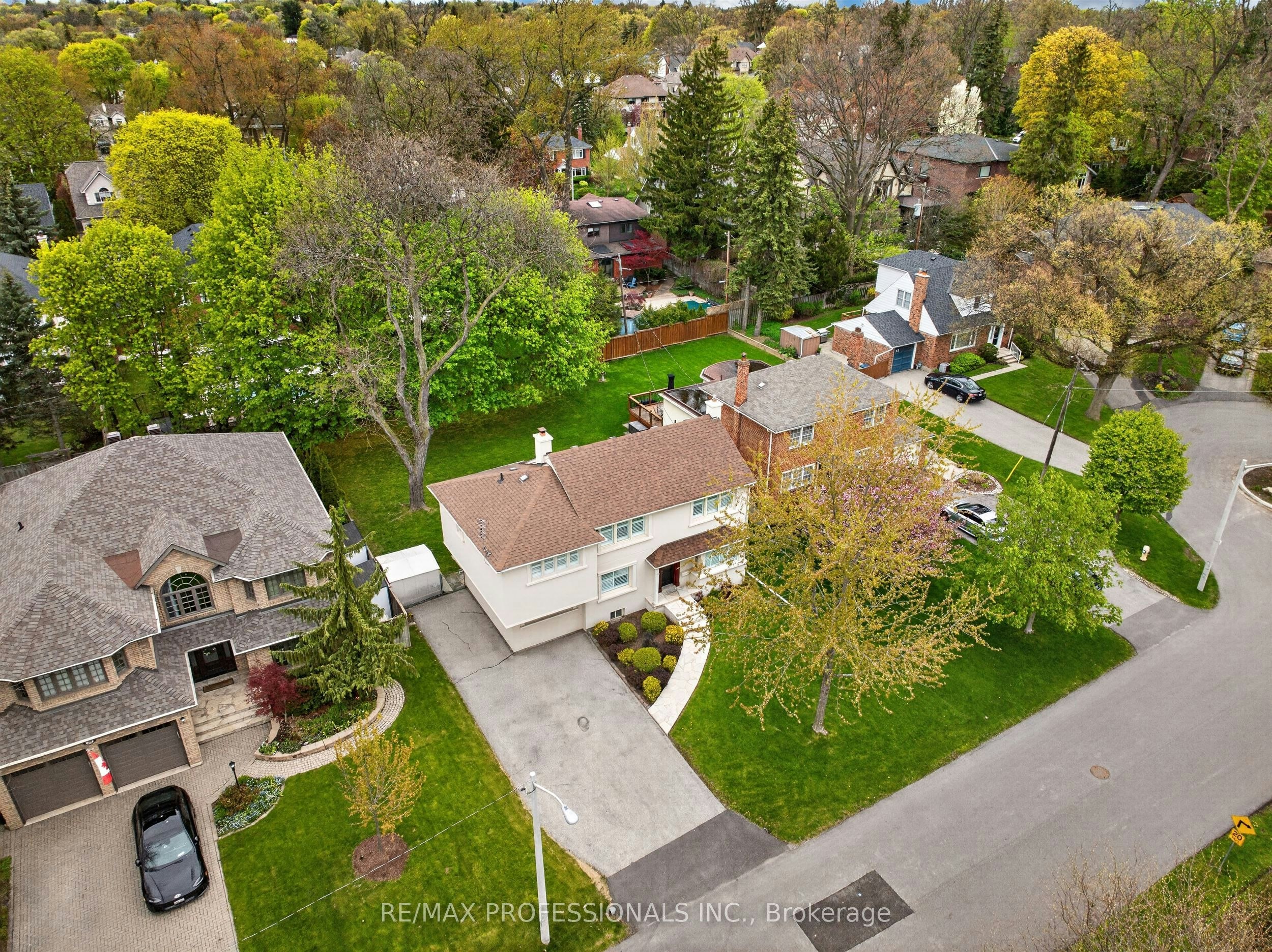 27 Nottingham Drive, Toronto, ON, M9A 2W4