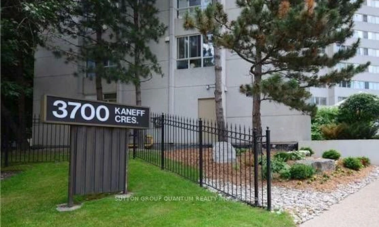 808-3700 Kaneff Crescent
