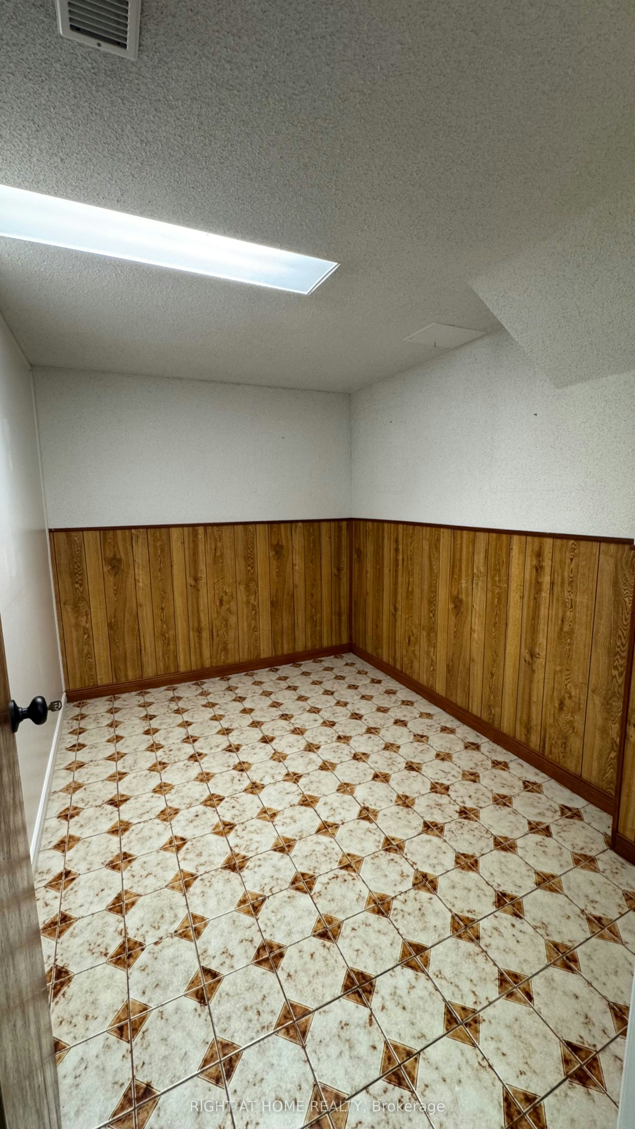 Lower Level-31 Whitburn Crescent, Toronto, ON, M3M 2S3 - 21