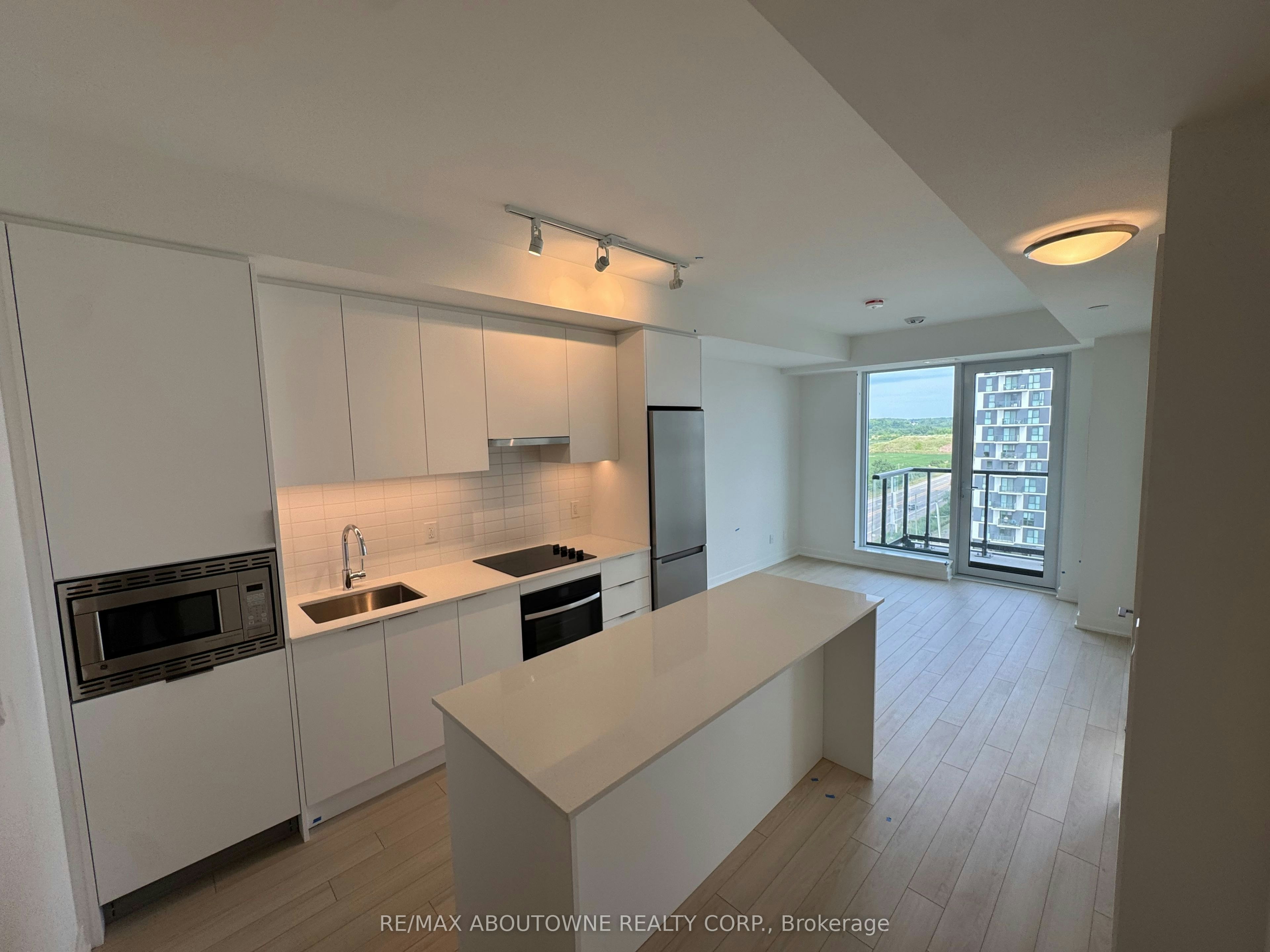 906-3079 Trafalgar Road, Oakville, ON, L6H 8C5 - 2