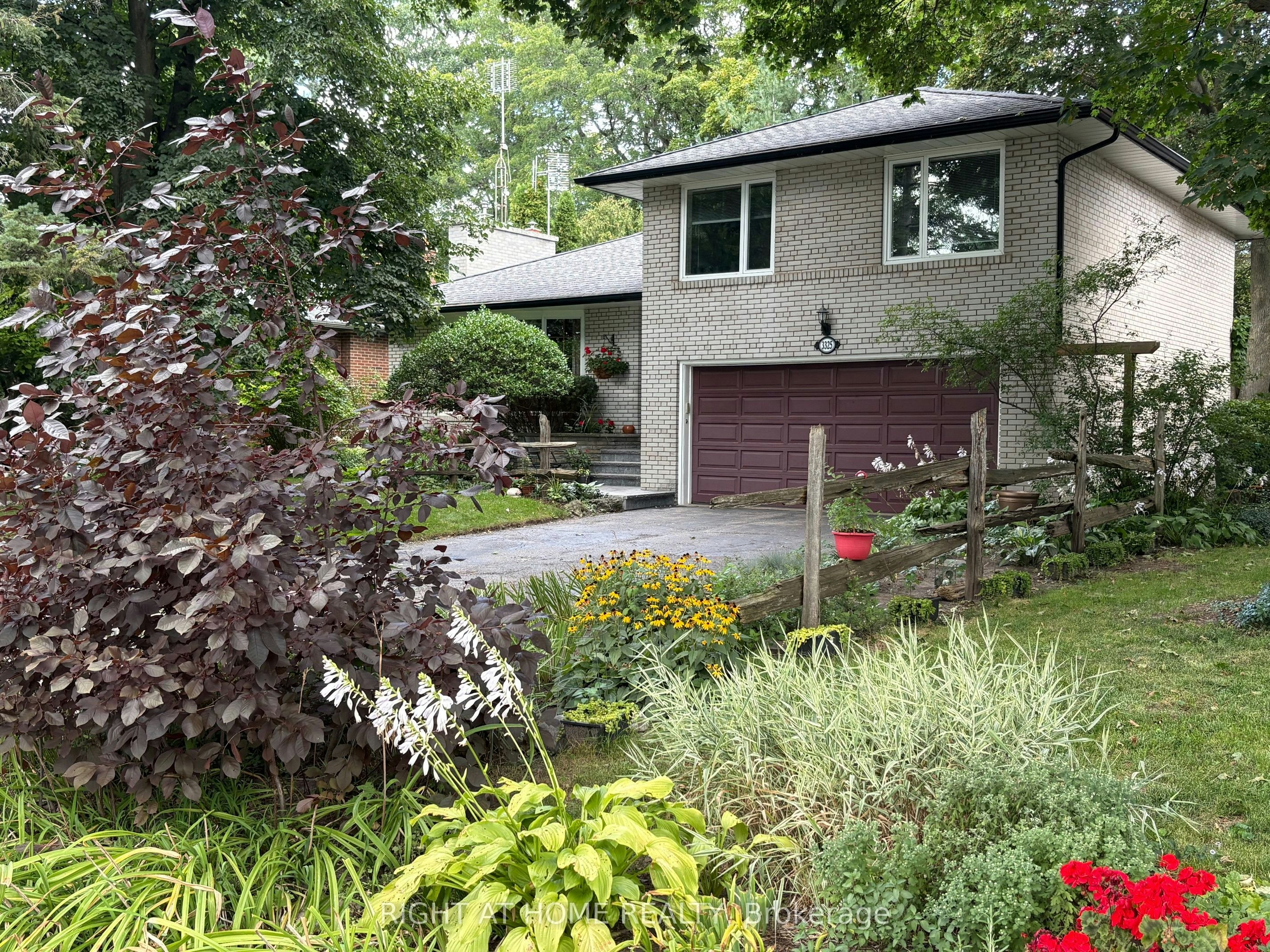 3325 Enniskillen Circle, Mississauga, ON, L5C 2M9