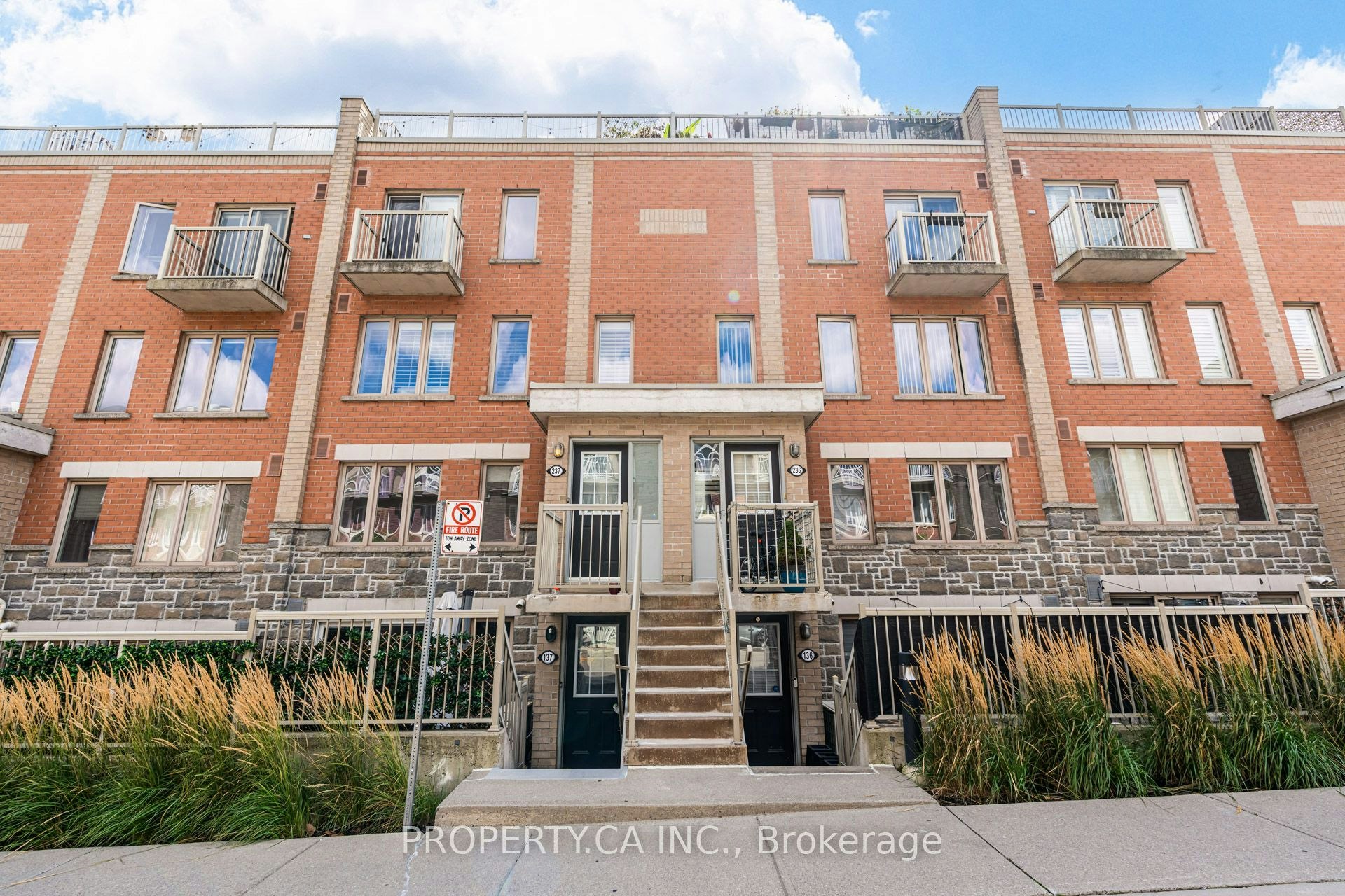 237-25 Turntable Crescent, Toronto, ON, M6H 4K8