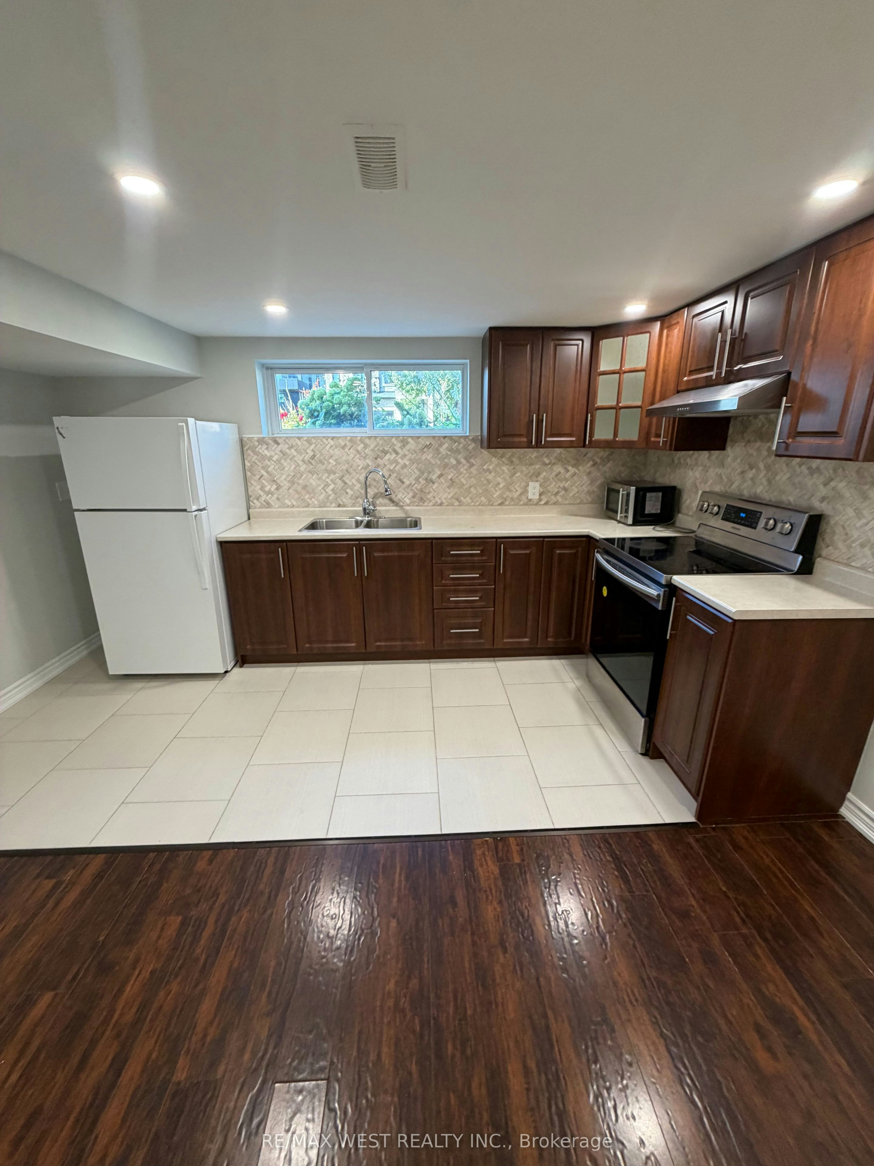 15 Macleod Street, Toronto, ON, M6L 2M7 - 3