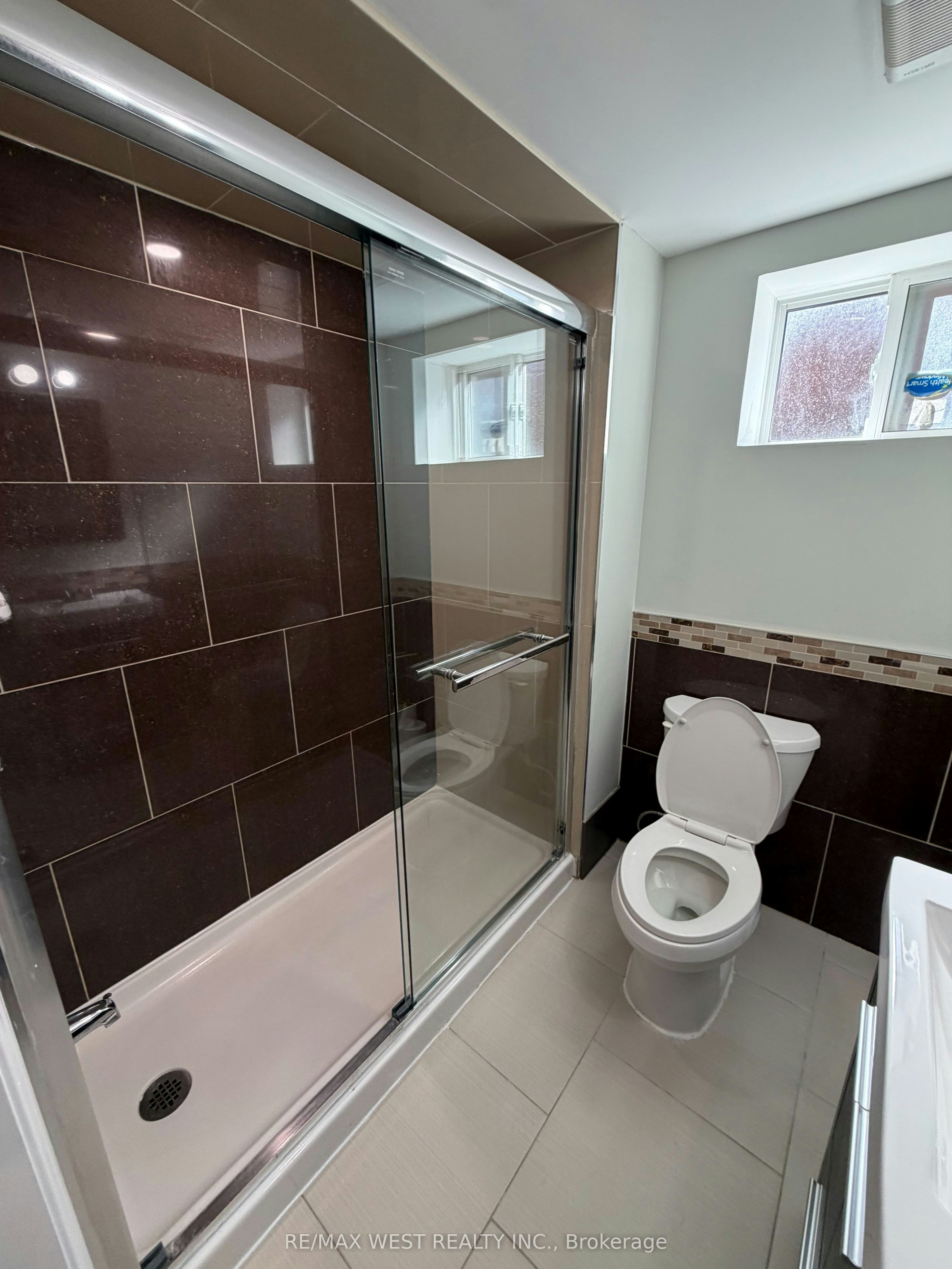 15 Macleod Street, Toronto, ON, M6L 2M7 - 7