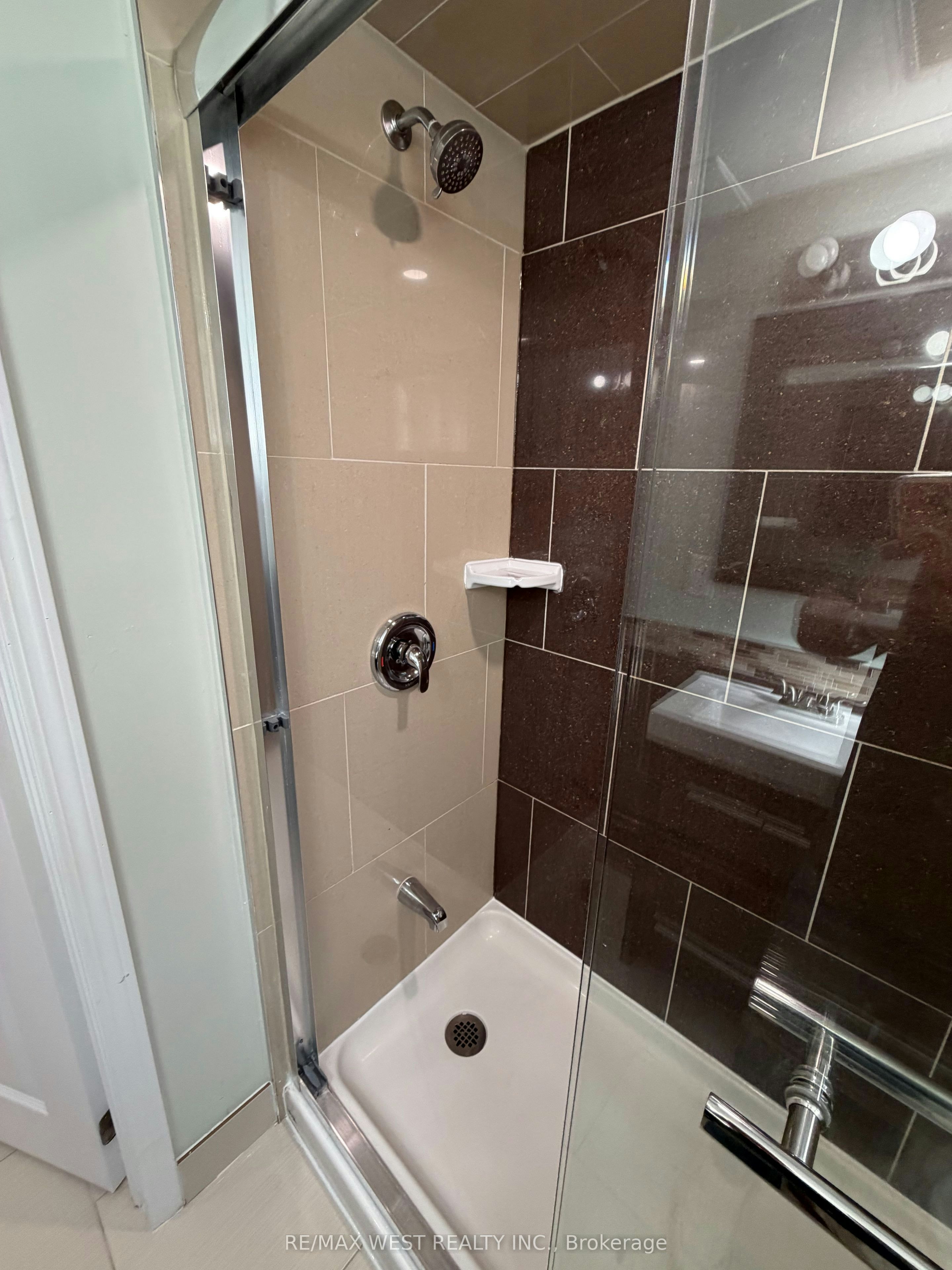 15 Macleod Street, Toronto, ON, M6L 2M7 - 9