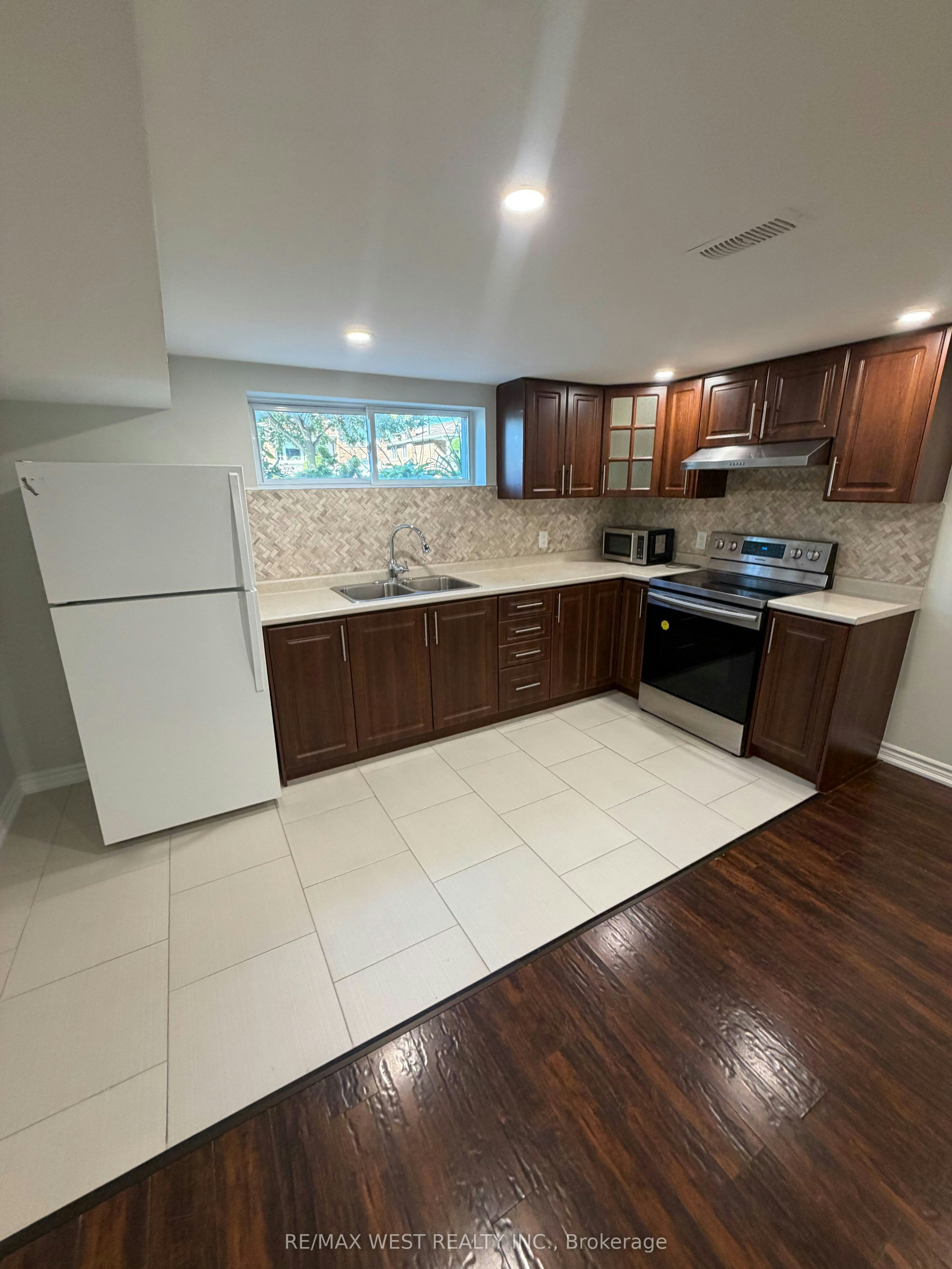 15 Macleod Street, Toronto, ON, M6L 2M7 - 4