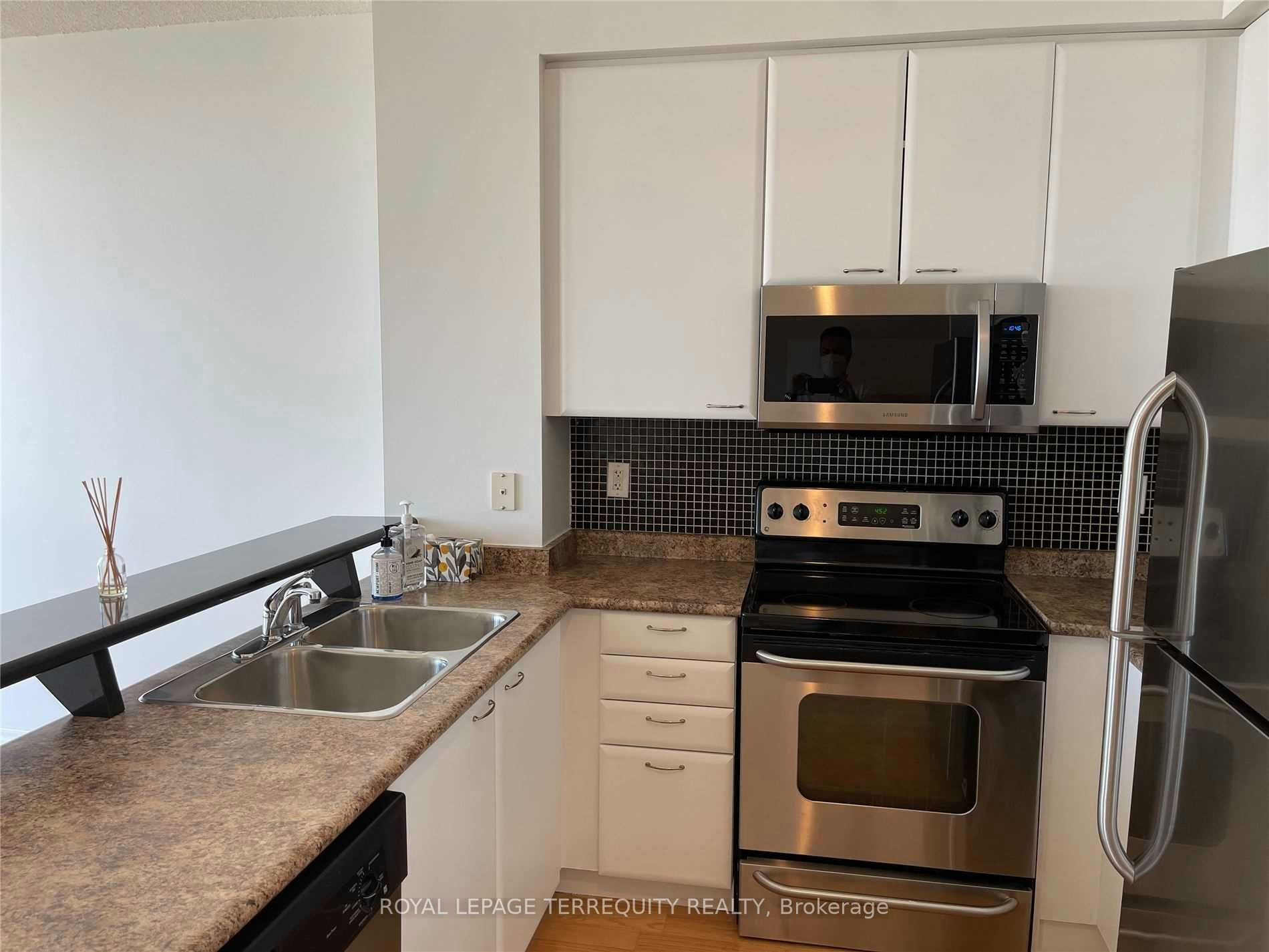 2610-220 Burnhamthorpe Road W, Mississauga, ON, L5B 4N4 - 5