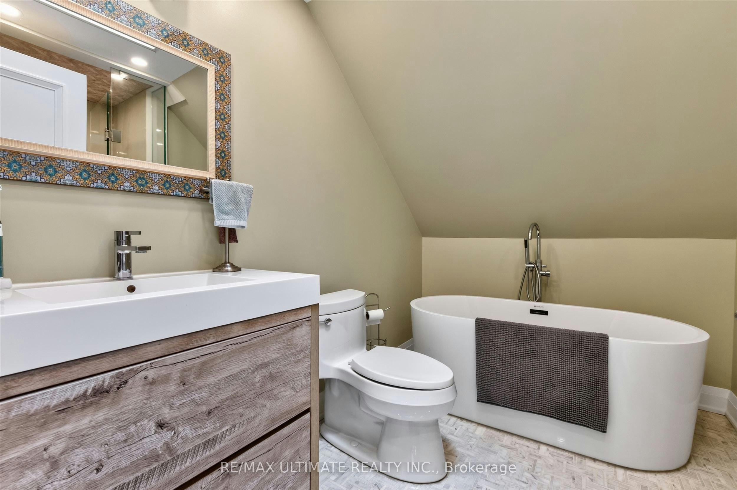 Upper-39 Riverside Crescent, Toronto, ON, M6S 1B5 - 25