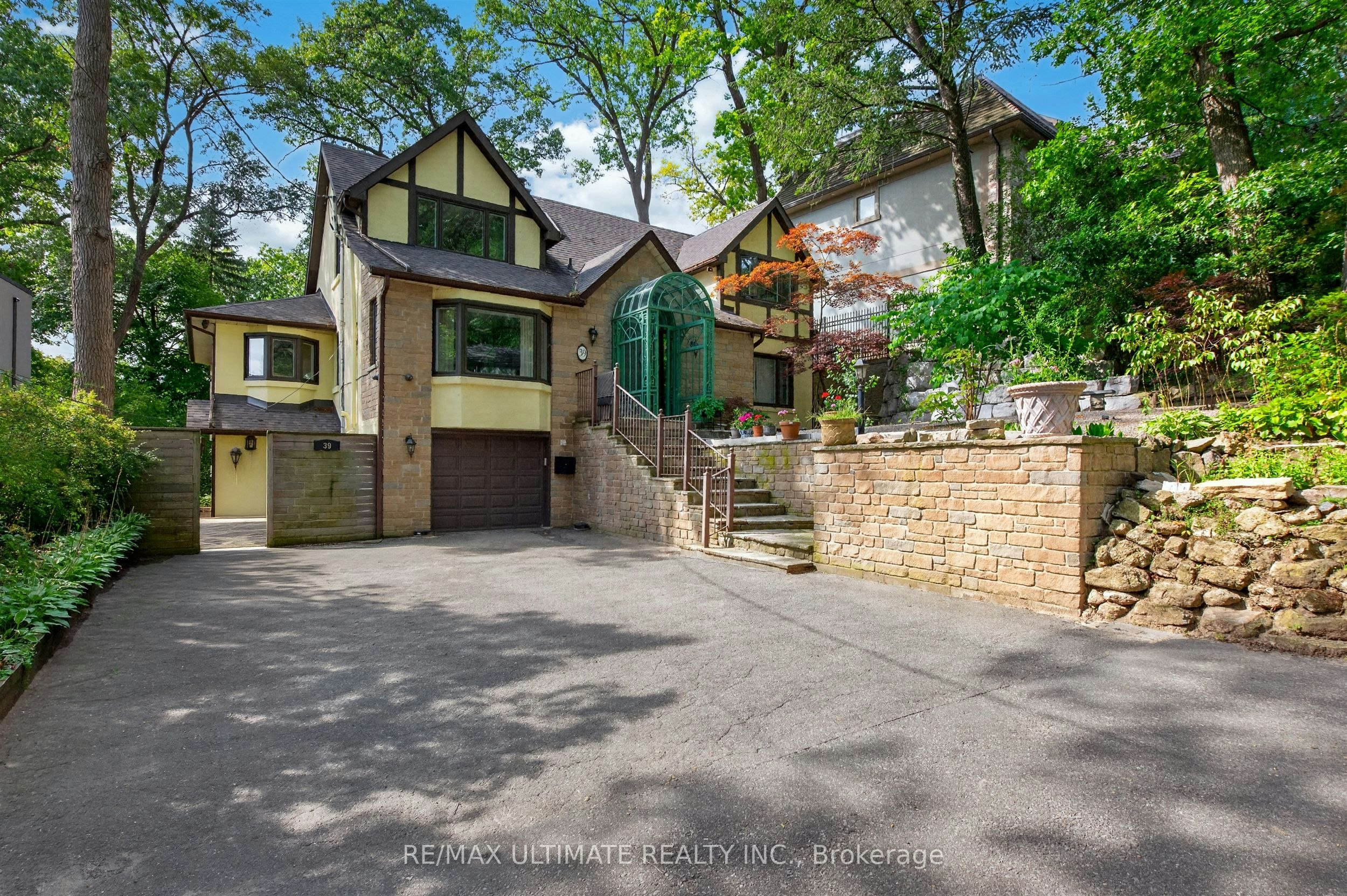 Upper-39 Riverside Crescent, Toronto, ON, M6S 1B5