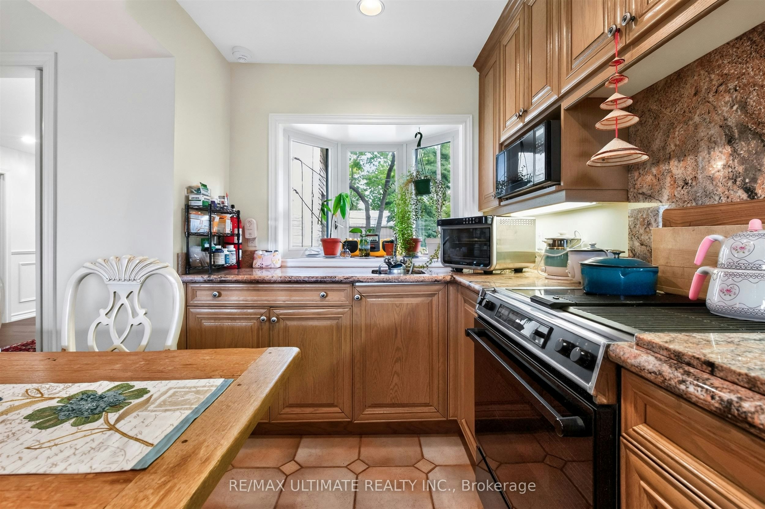 Upper-39 Riverside Crescent, Toronto, ON, M6S 1B5 - 10