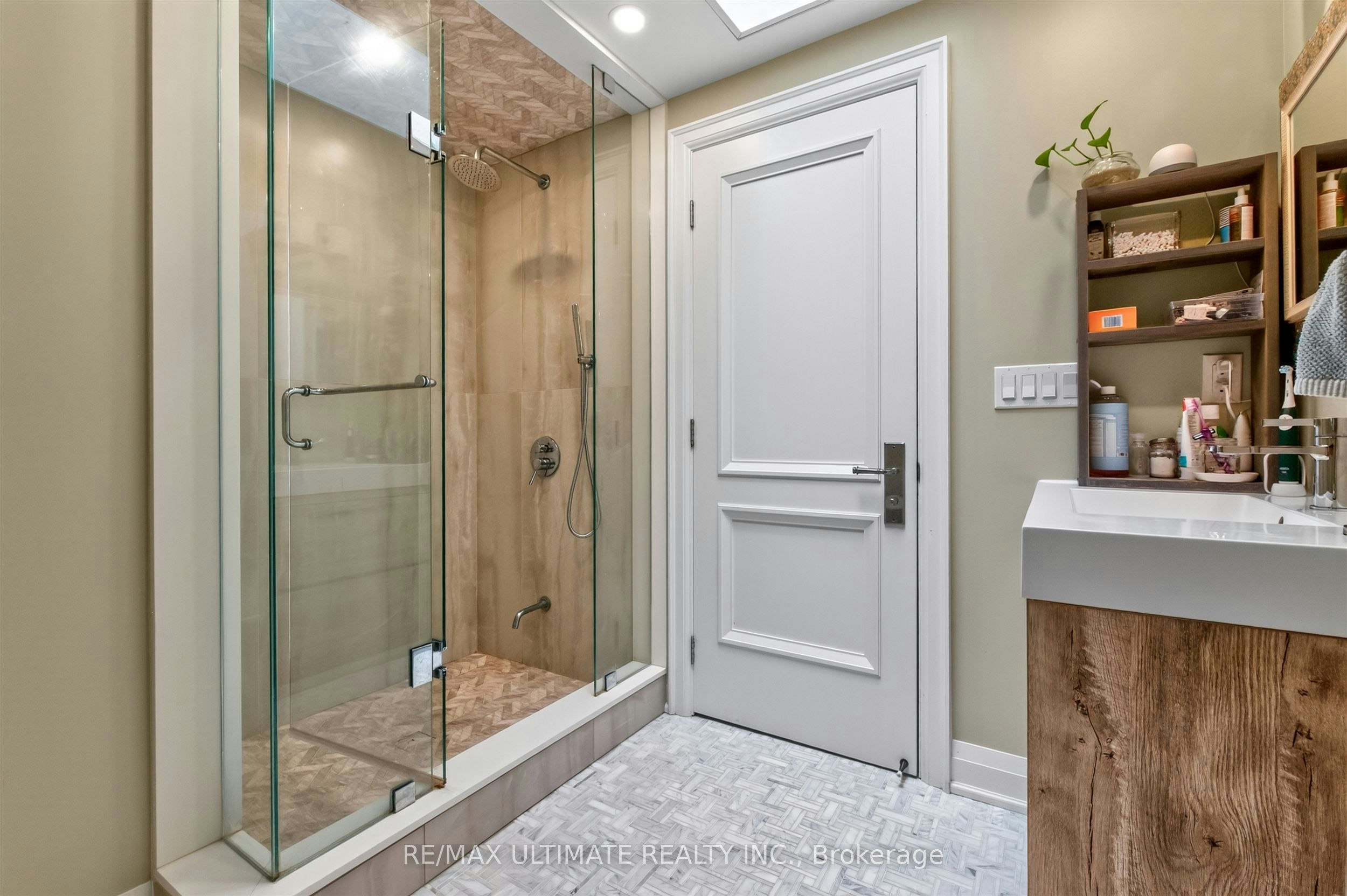 Upper-39 Riverside Crescent, Toronto, ON, M6S 1B5 - 26