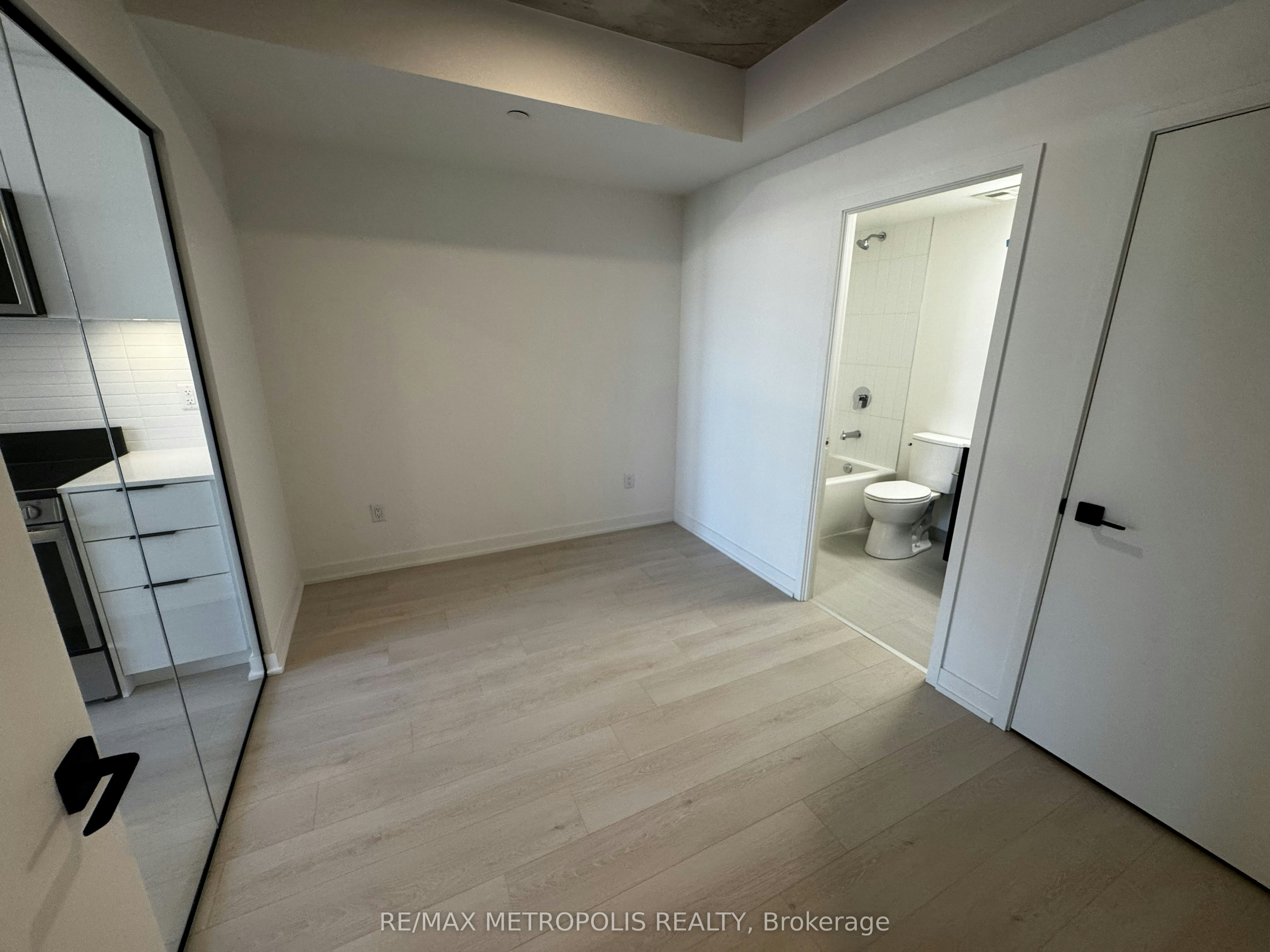 407-1 Vine Avenue, Toronto, ON, M6P 0C8 - 7