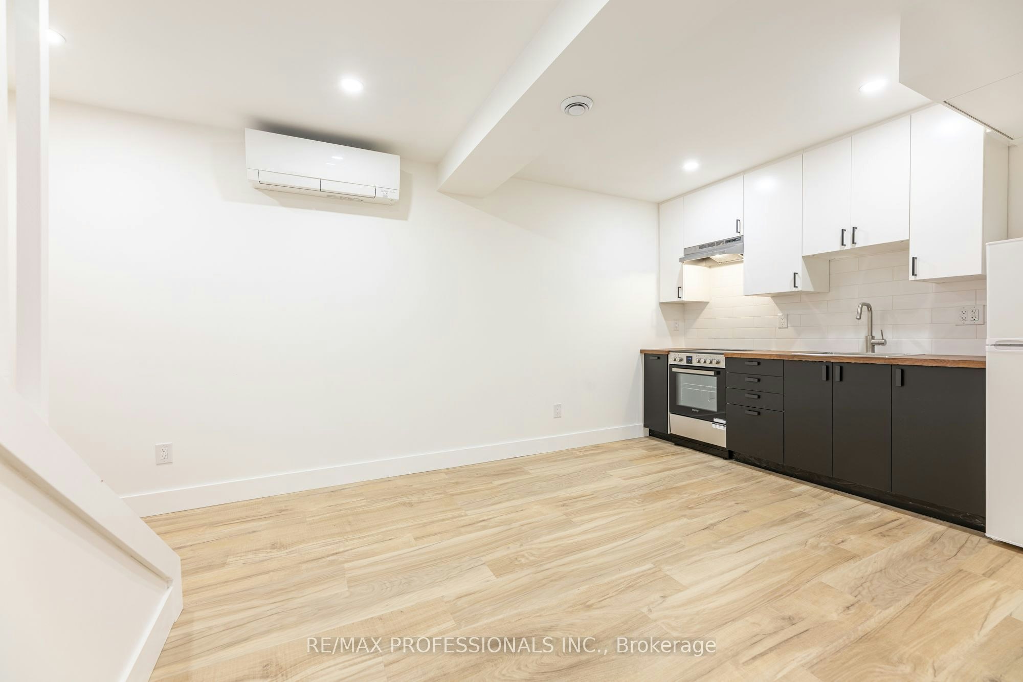 D-130 Jane Street, Toronto, ON, M6S 3Y6 - 7