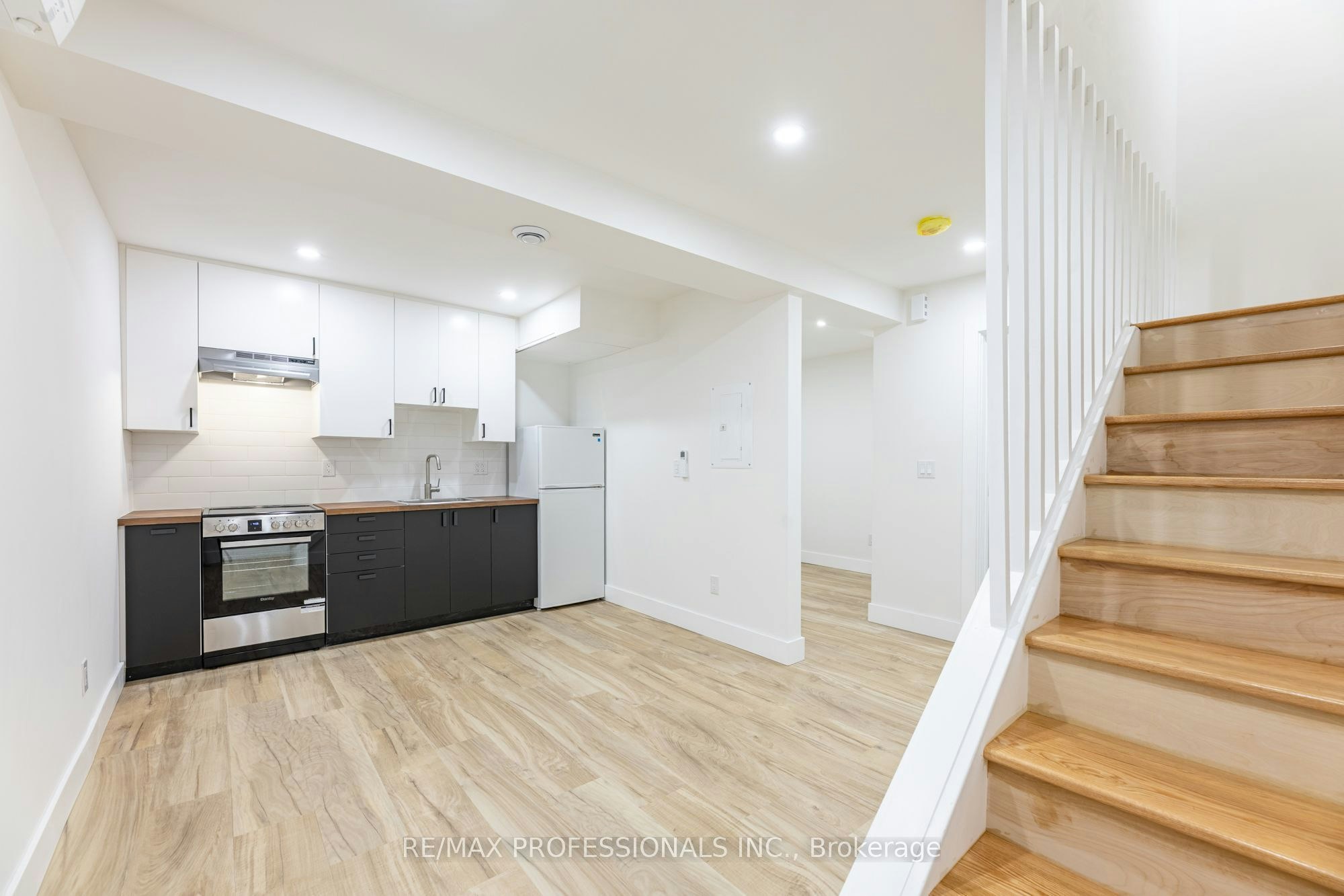 D-130 Jane Street, Toronto, ON, M6S 3Y6 - 2