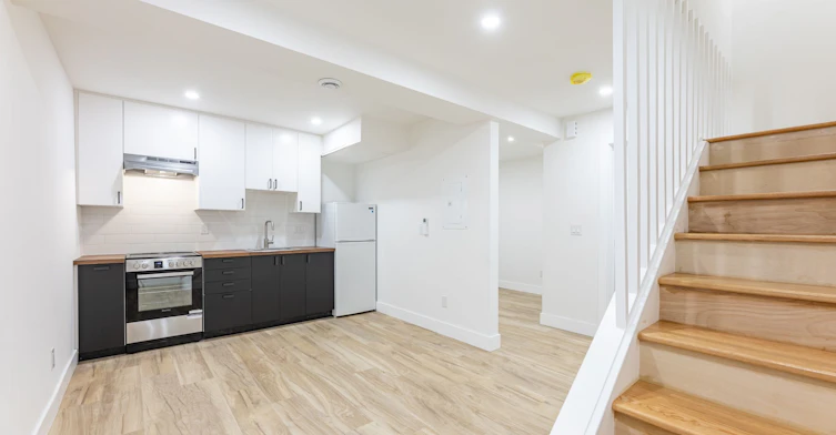 D-130 Jane Street, Toronto, ON, M6S 3Y6 - 2