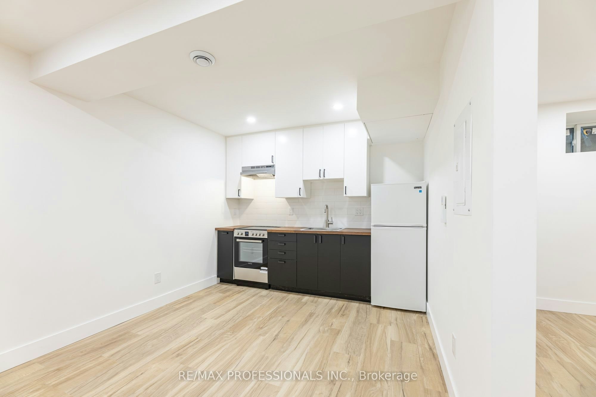 D-130 Jane Street, Toronto, ON, M6S 3Y6 - 5