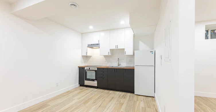D-130 Jane Street, Toronto, ON, M6S 3Y6 - 5