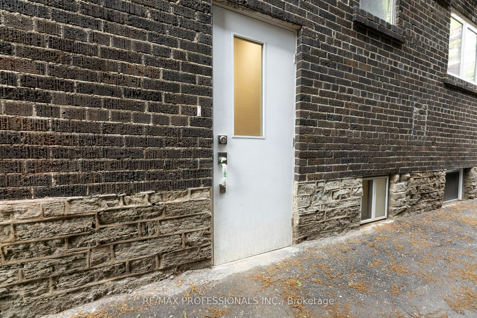 D-130 Jane Street, Toronto, ON, M6S 3Y6 - 3