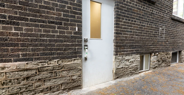 D-130 Jane Street, Toronto, ON, M6S 3Y6 - 3