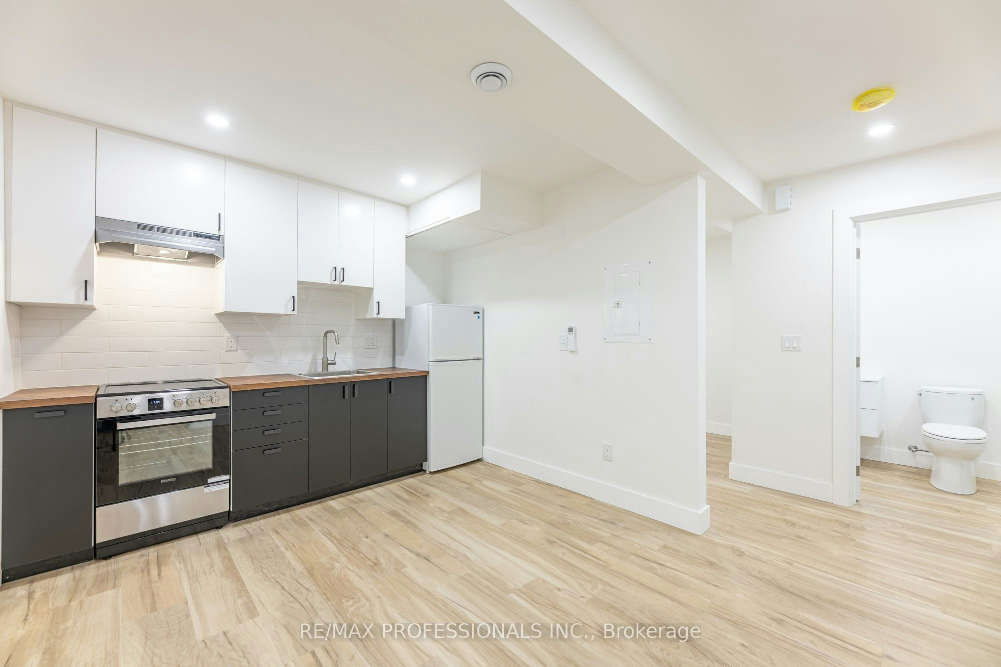 D-130 Jane Street, Toronto, ON, M6S 3Y6 - 6
