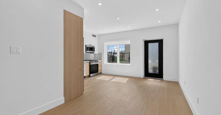 6 Kirknewton Road, Toronto, ON, M6E 3Y1 - 8