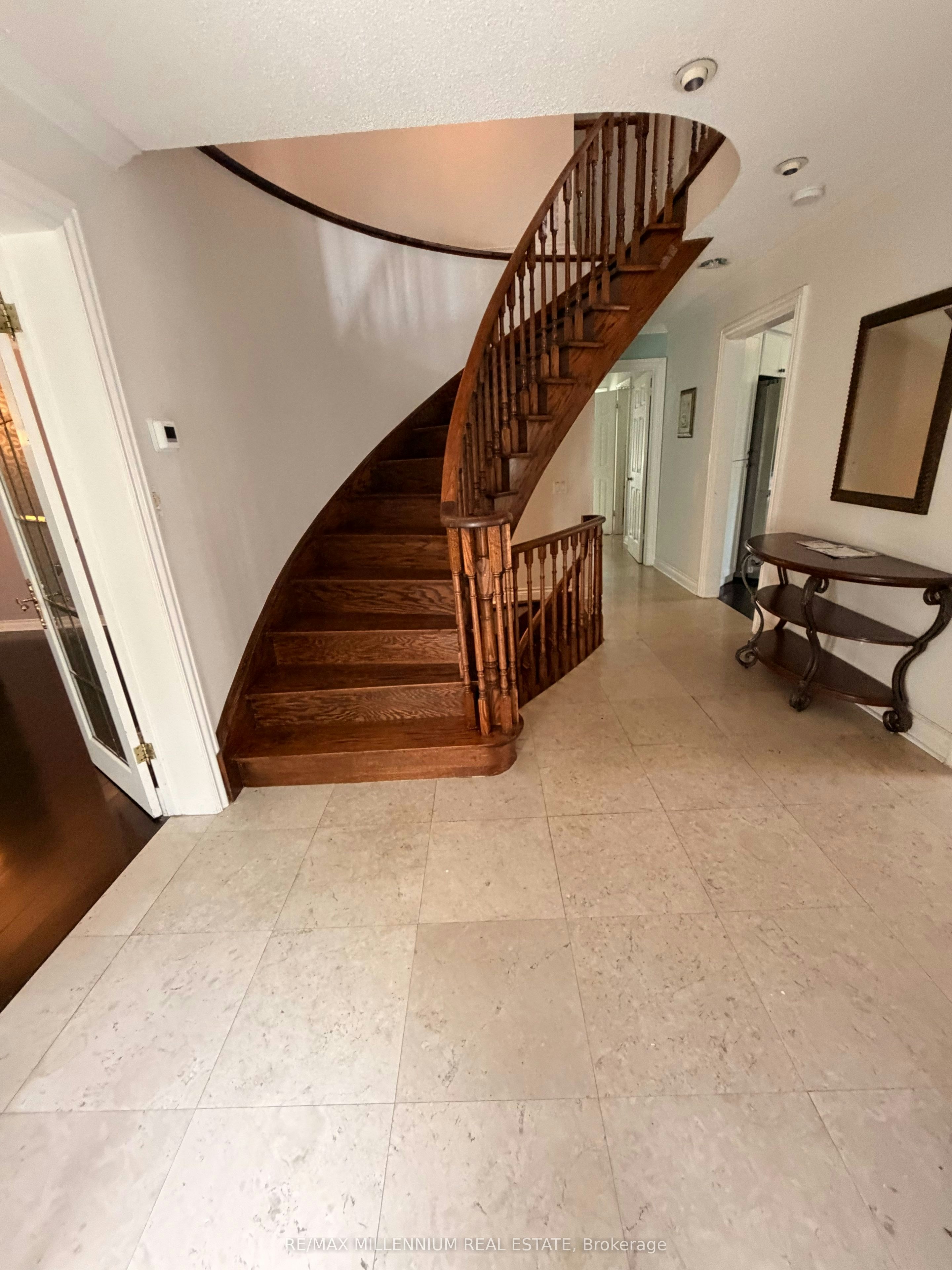 3501 Kingbird Court, Mississauga, ON, L5L 2P9 - 4