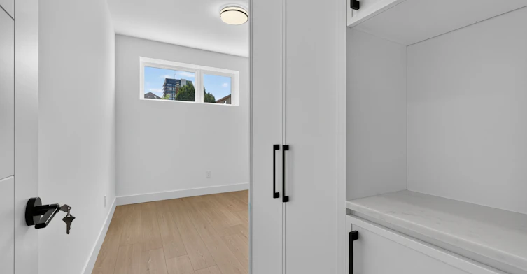 96 Belgravia Avenue, Toronto, ON, M6E 2M5 - 8