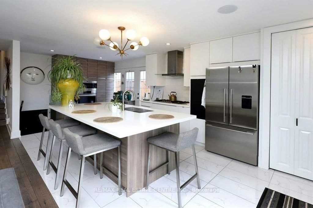 814 Eaglemount Crescent, Mississauga, ON, L5C 1N9