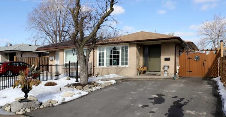 814 Eaglemount Crescent, Mississauga, ON, L5C 1N9 - 2